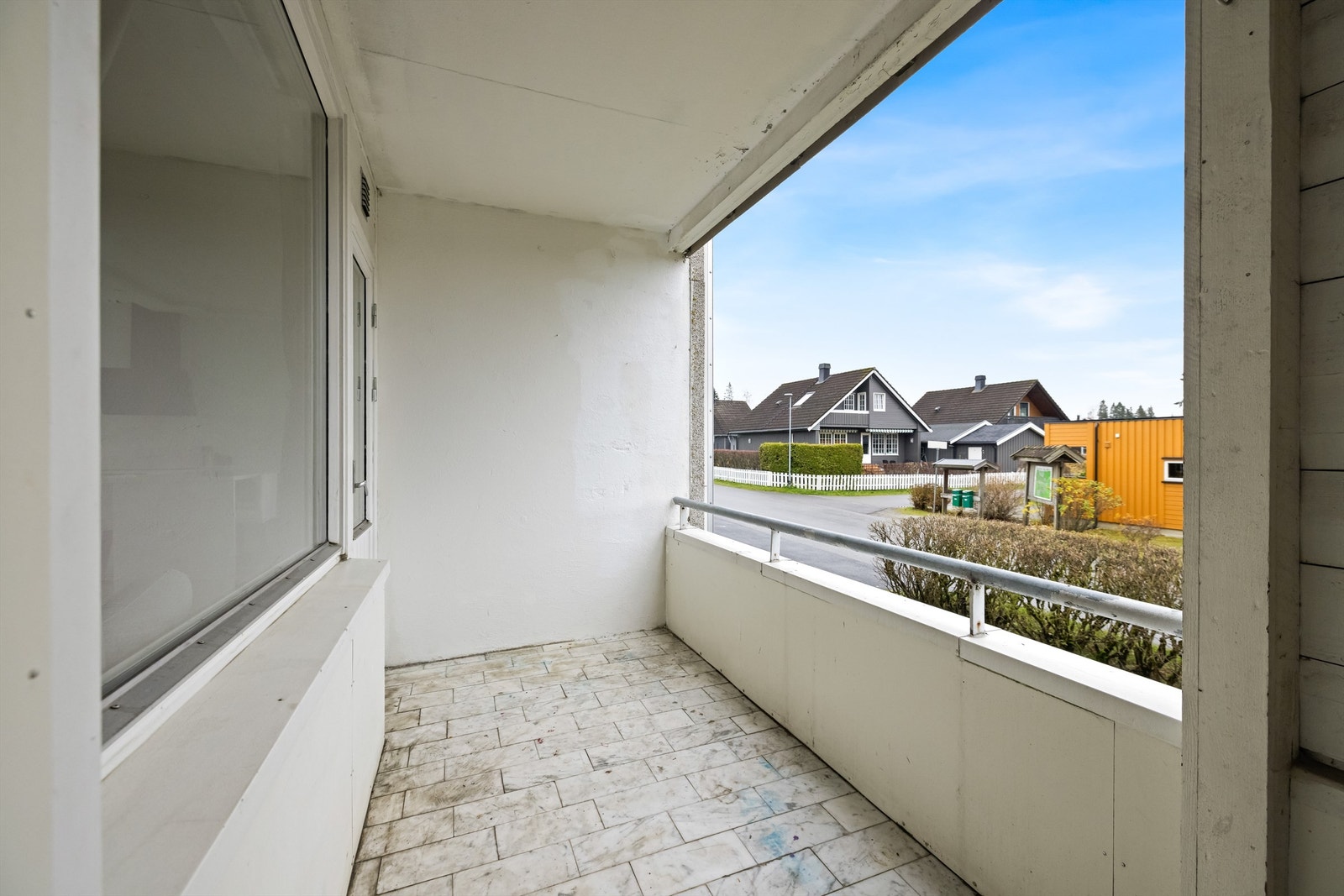 Balkongen er overbygget og har plass til en liten sittegruppe. Galleribilde