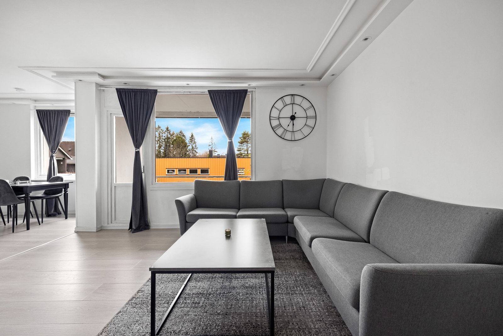 Eiendommen har en tilbaketrukket beliggenhet, men med kort vei til Jessheim sentrum. Galleribilde