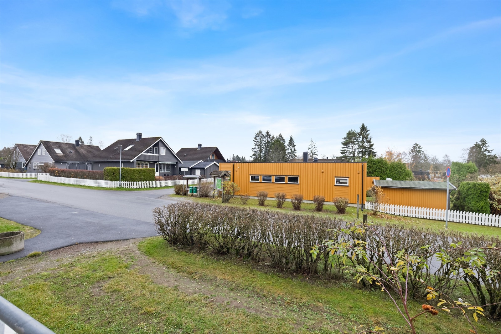 Fra Jessheim stasjon er det hyppige togavganger til Oslo, med en reisetid på ca. 40 minutter. Galleribilde