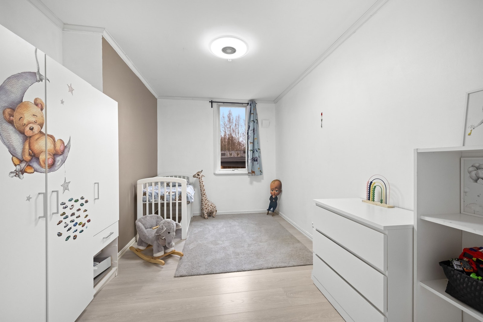 Leilighetens andre soverom egner seg godt som barnerom, gjesterom eller kontor. Galleribilde