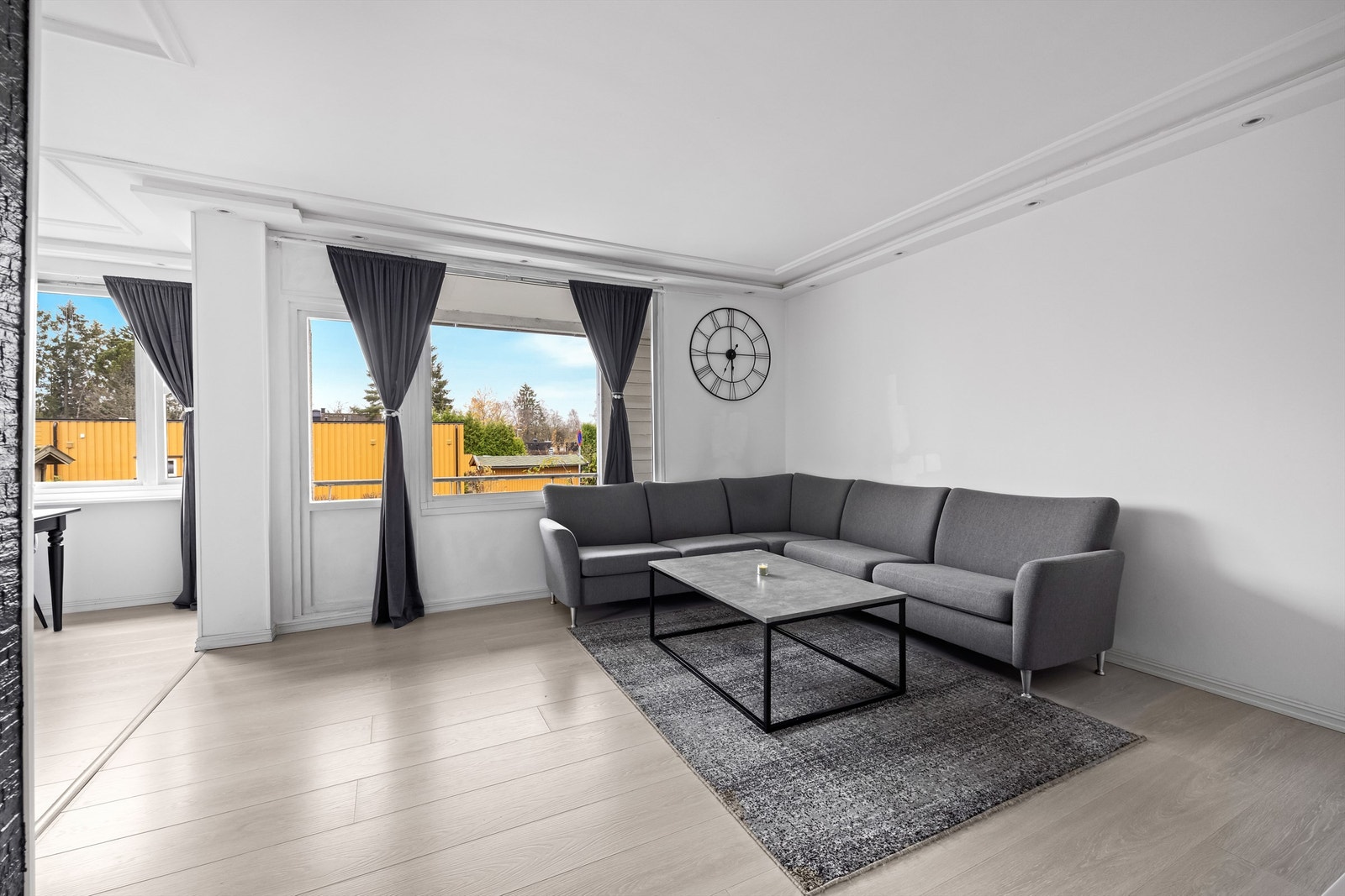 Stuen er romslig og har store vindusflater som gir gode lysforhold. Galleribilde