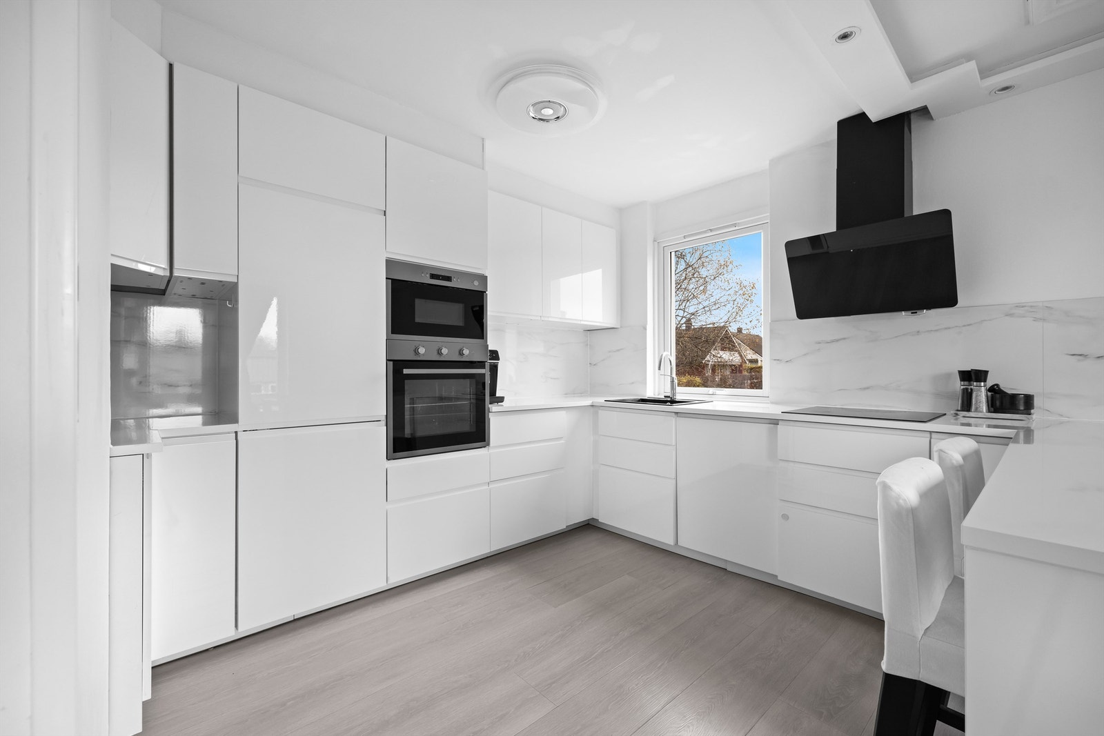 Hvitevarene er integrerte, inkludert stekeovn og mikrobølgeovn i en ergonomisk høyde. Galleribilde