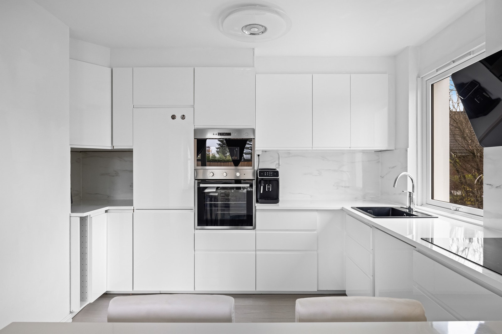 Her er det godt med oppbevaringsplass i både over- og underskap. Galleribilde