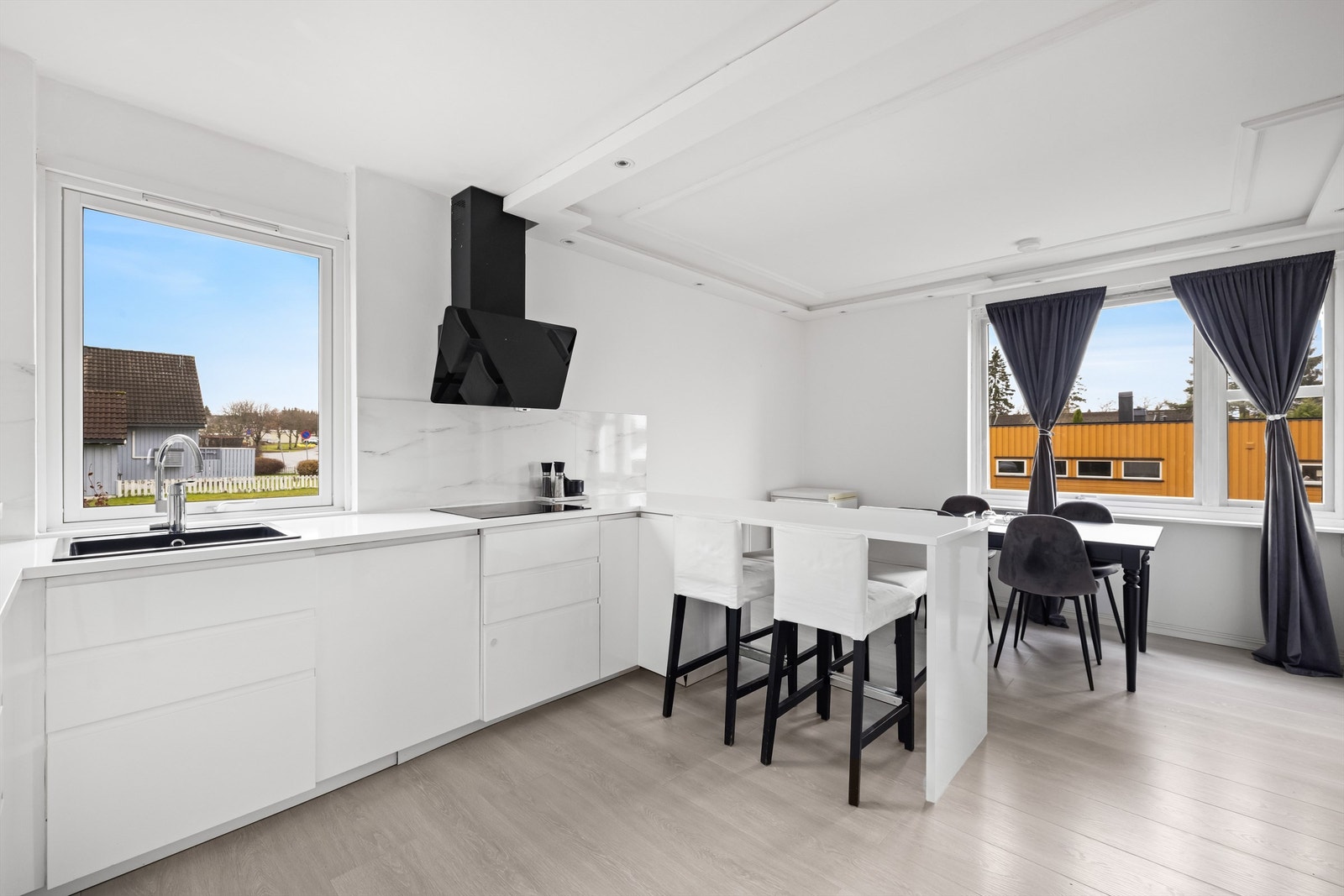 Det er store vindusflater som byr på rikelig med naturlig lysinnslipp Galleribilde