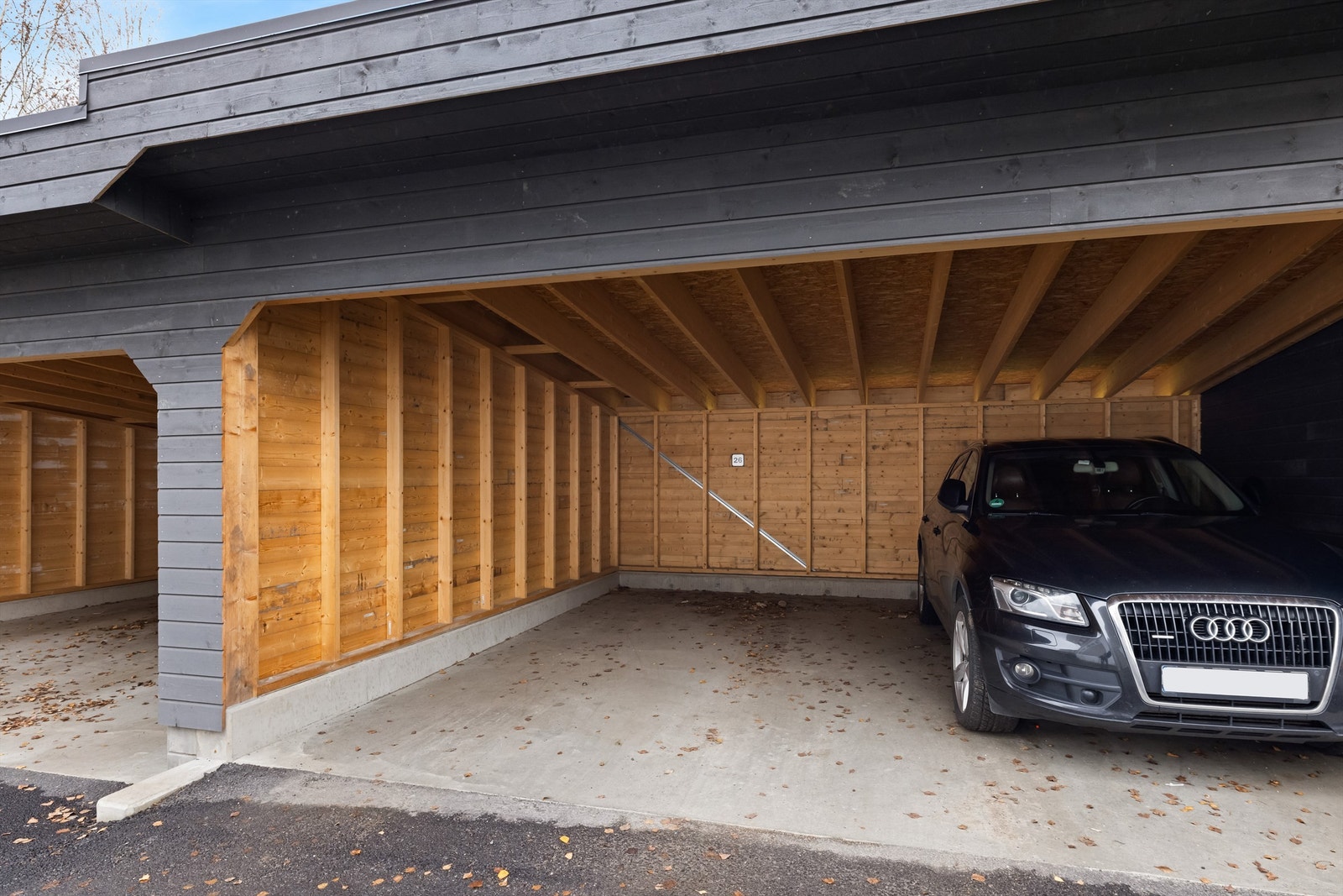 Det medfølger en egen parkeringsplass i carportanlegg. Galleribilde