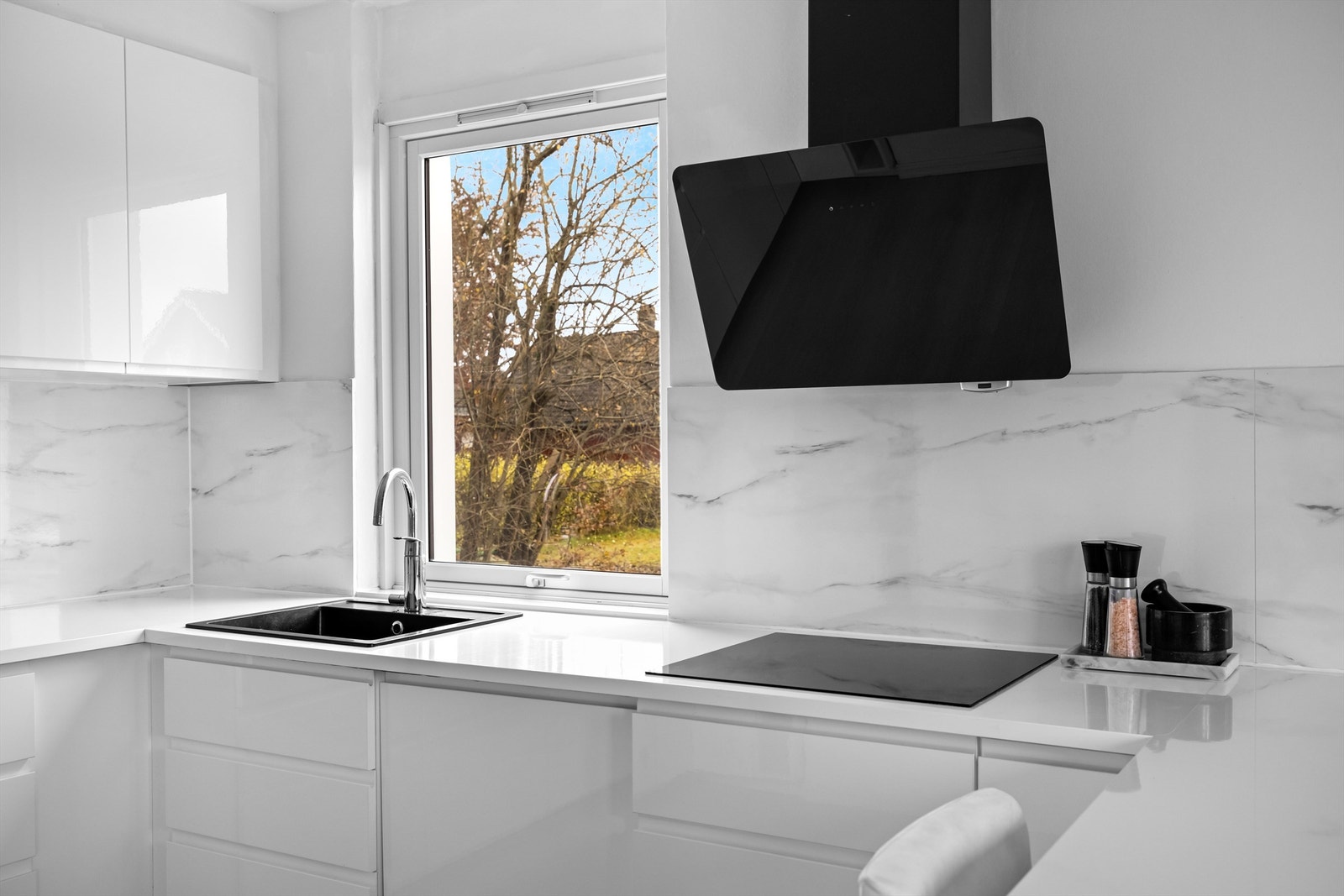 Kjøkkenet er utstyrt med en moderne, nedfelt induksjonstopp. Galleribilde