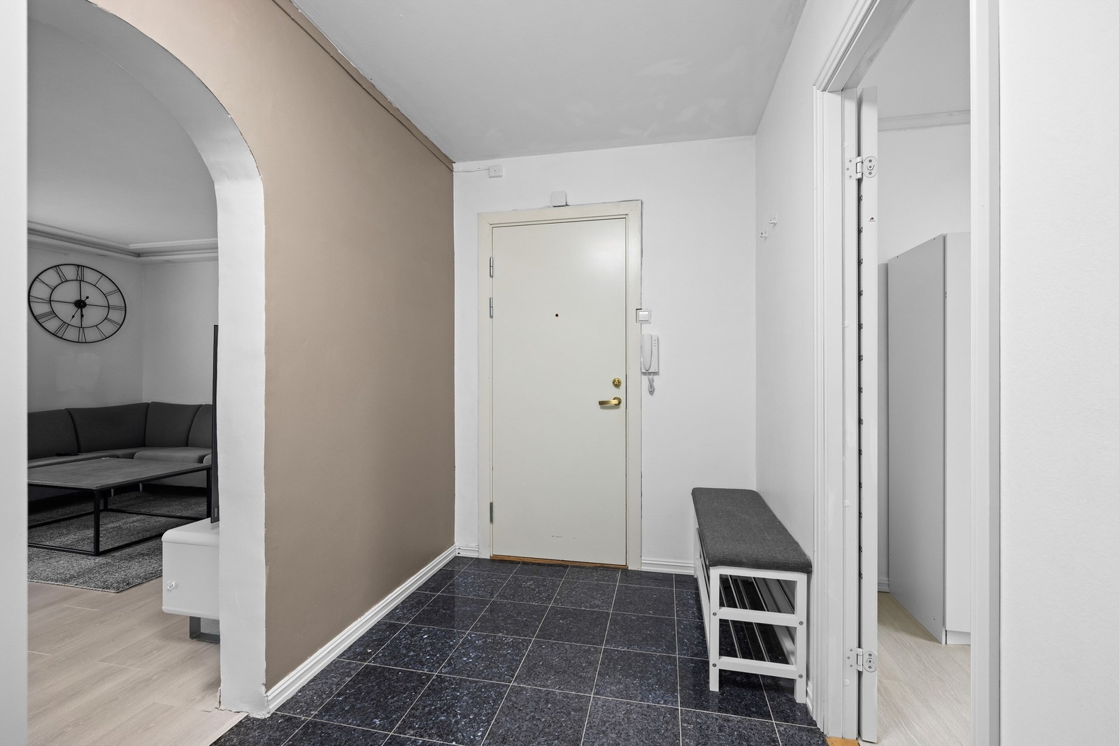 Fra en funksjonell entré med flislagt gulv, ledes du videre inn i boligen. Galleribilde