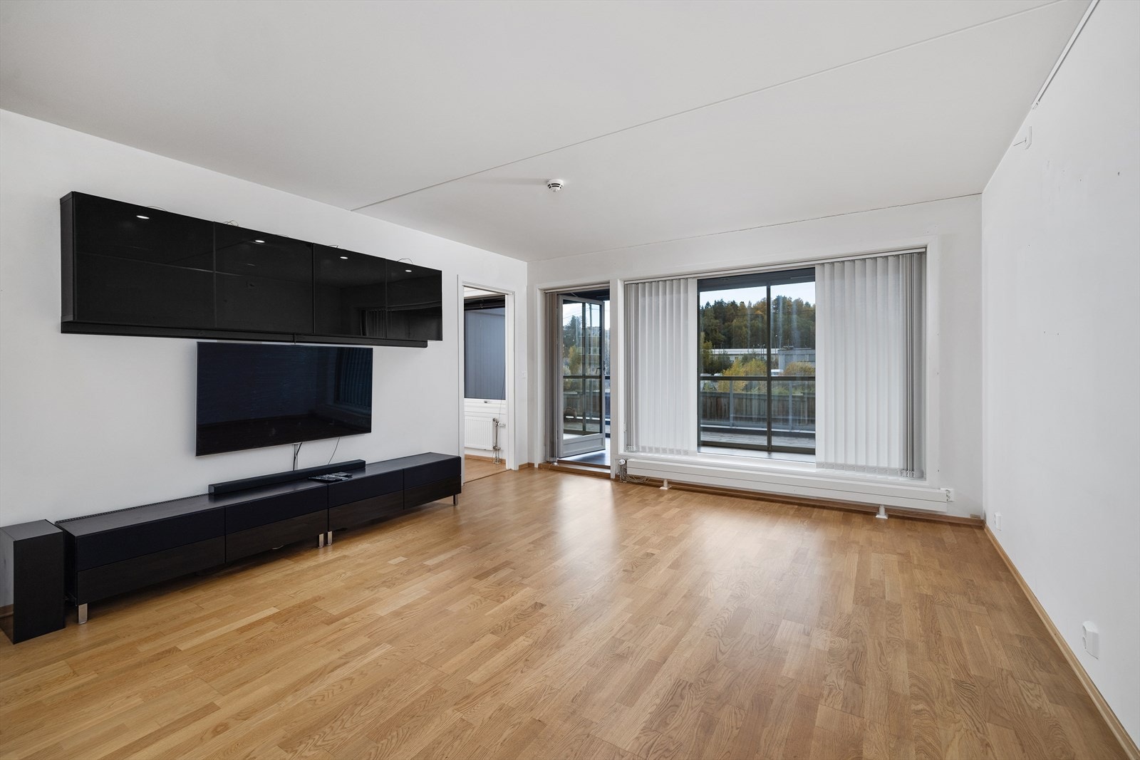 Stor stue med utgang til delvis overbygd og innglasset balkong. Galleribilde