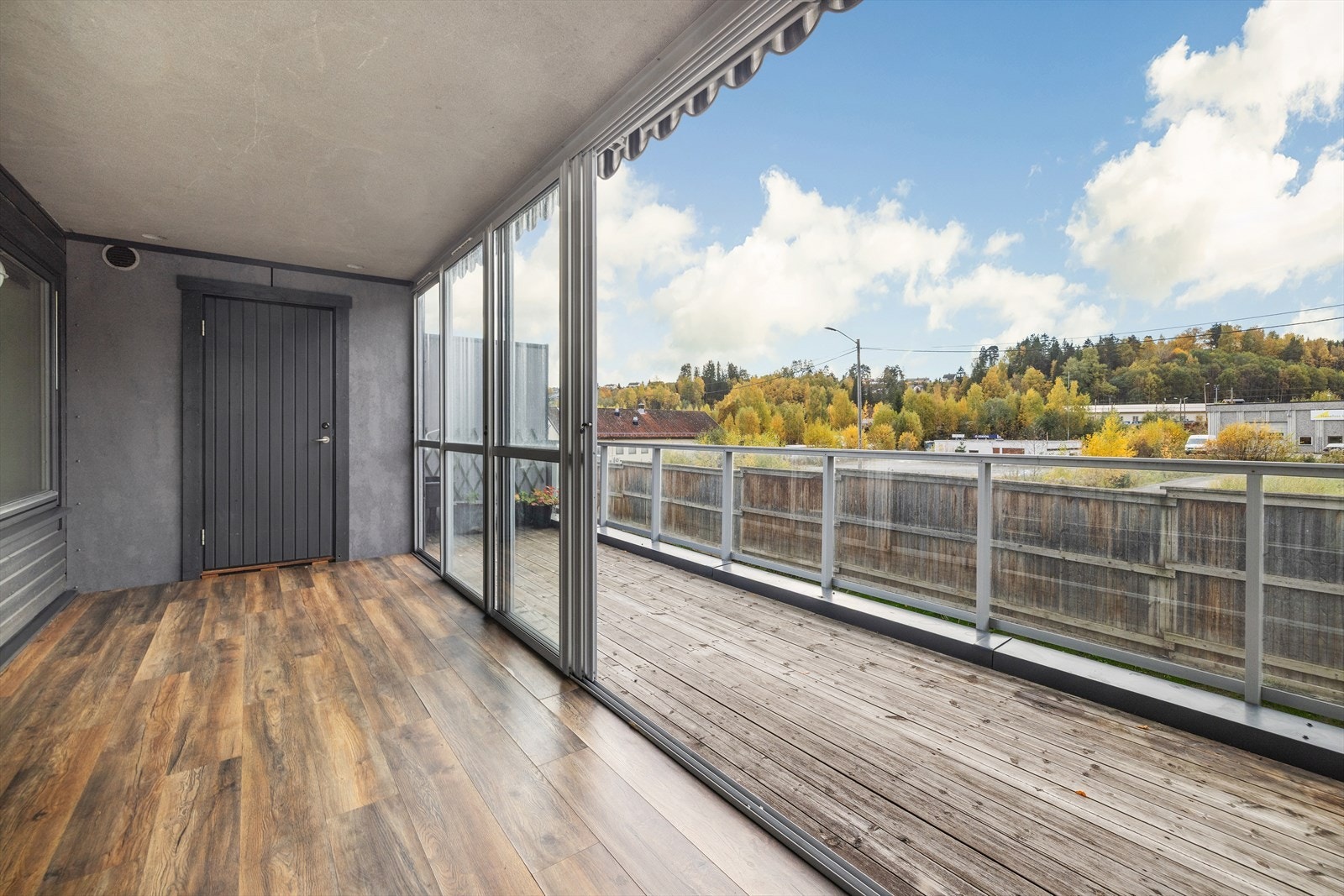 Innglasset balkong med laminatgulv. Galleribilde