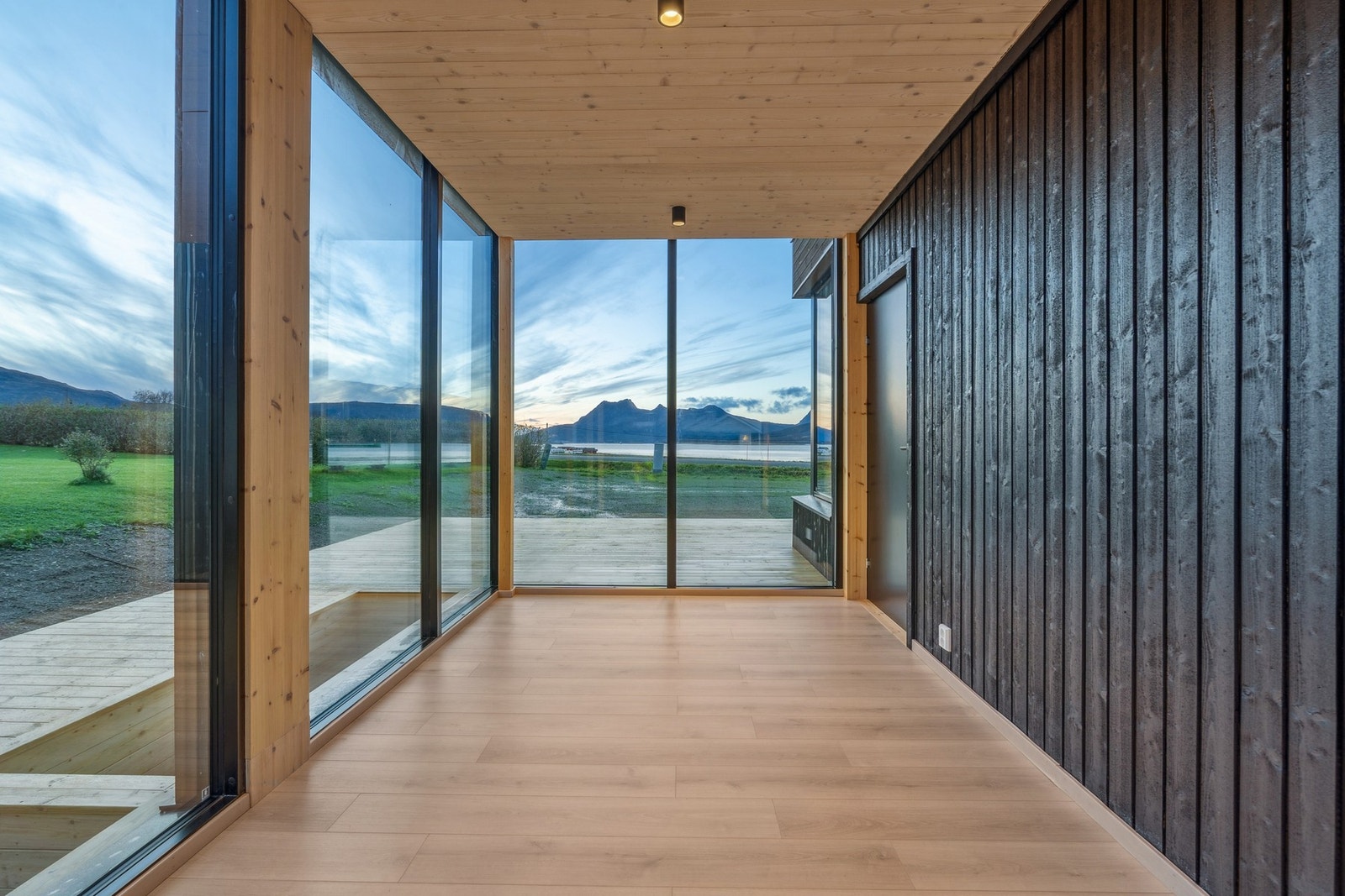 Her kommer du inn til en romslig entré/vinterhage Galleribilde