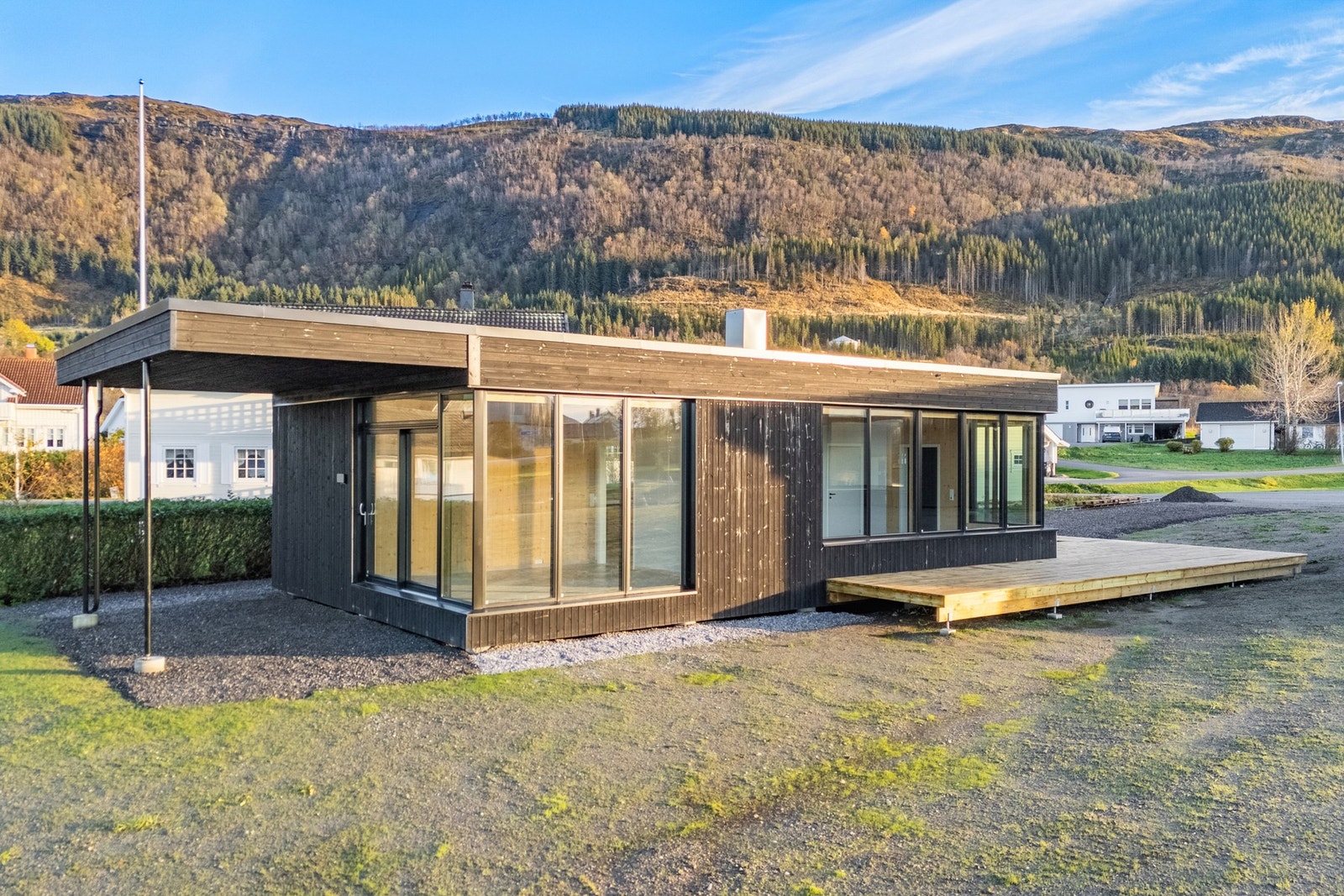 Boligens vinduer og dører er av 3-lags glass Galleribilde