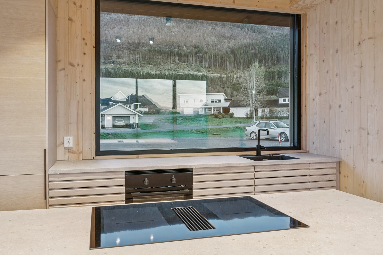 Boligen har flere store vindusflater som slipper inn mye naturlig lys Galleribilde