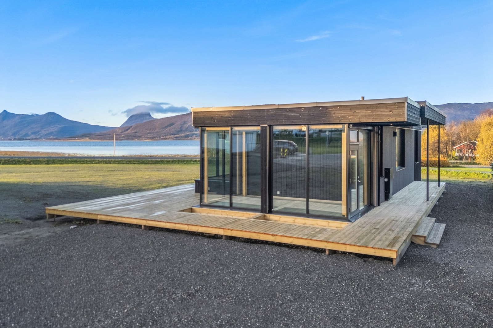 Vegger er oppført i heltre/massivtre og tekket med stående bordkledning Galleribilde