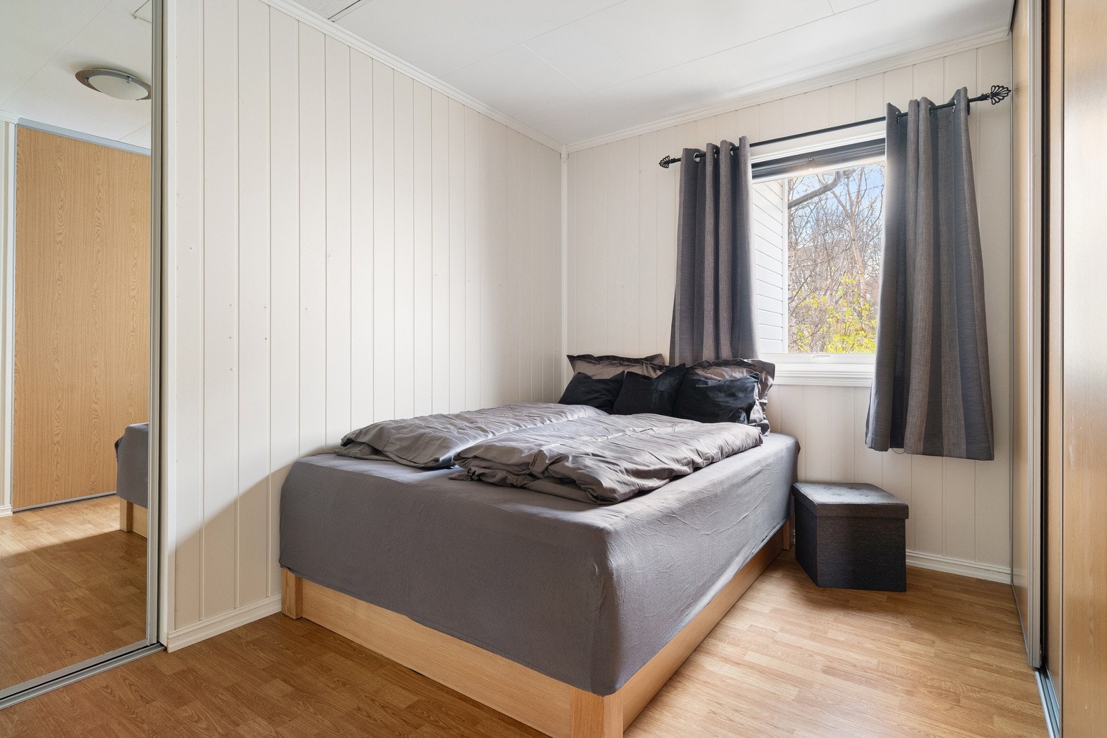 Soverom 2 med skyvedørsgarderober.