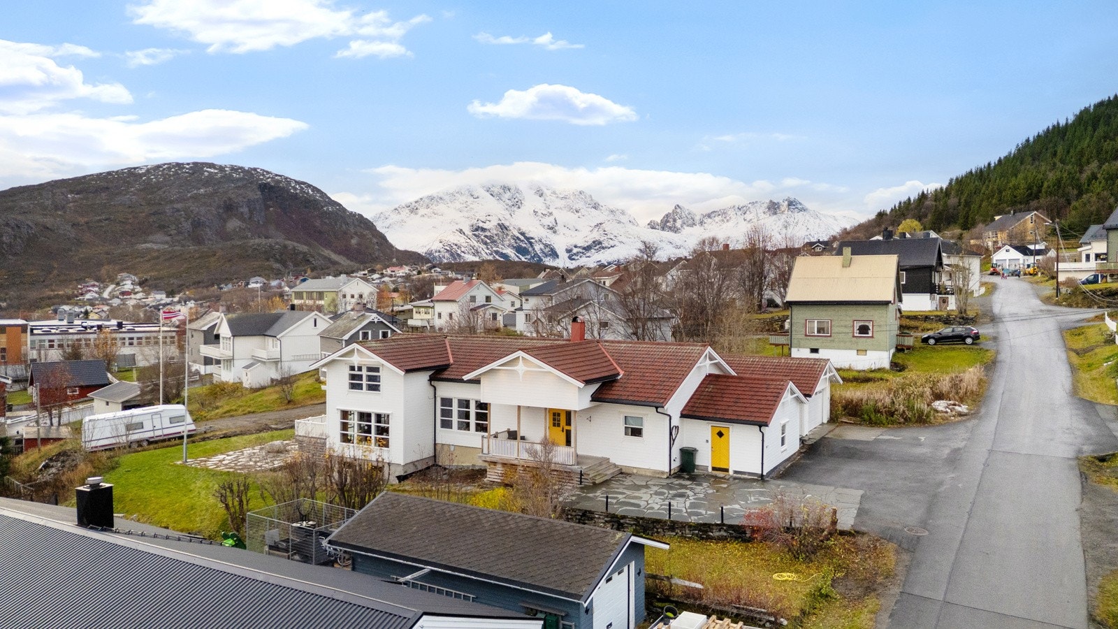 En stor og innholdsrik enebolig med med ettertraktet plassering på Skjervøy!