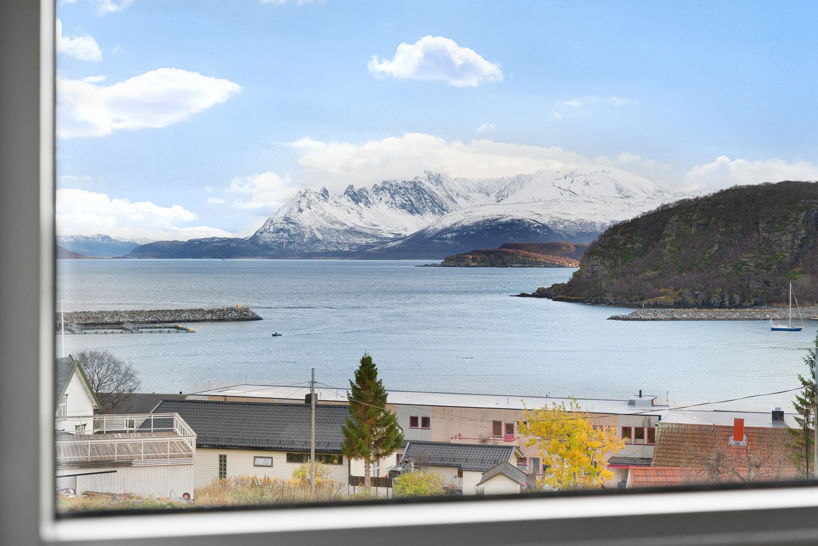 Fra boligen har du gangavstand til både skole, barnehage, butikker, idrettsanlegg og kulturtilbud.