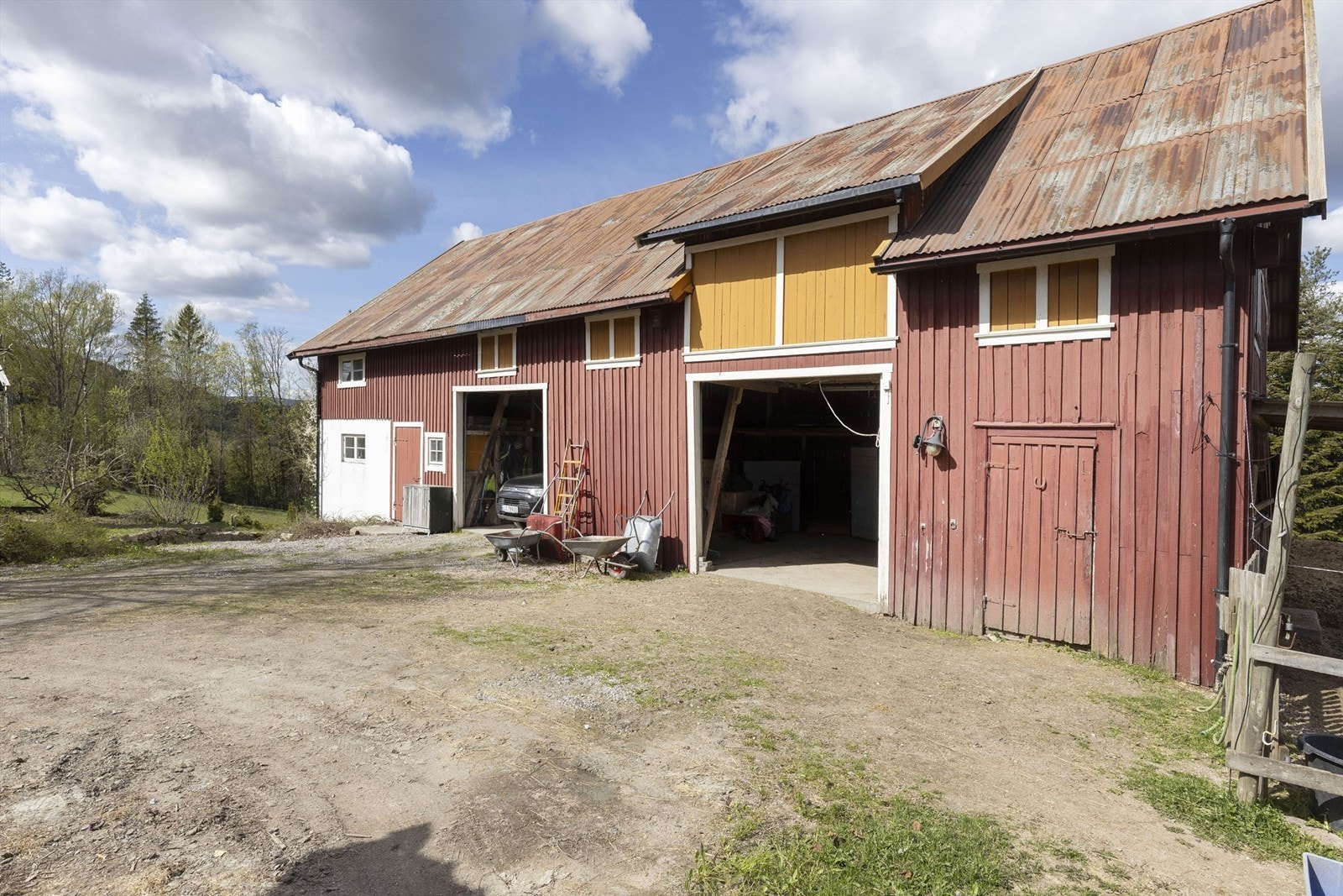 Låve med 3 stallplasser, garasje og mye mer Galleribilde