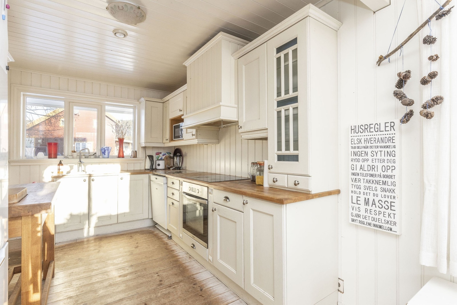 Kjøkken fra Øyfjell med profilerte fronter, heltre benkeplate og godt med skapplass. Galleribilde