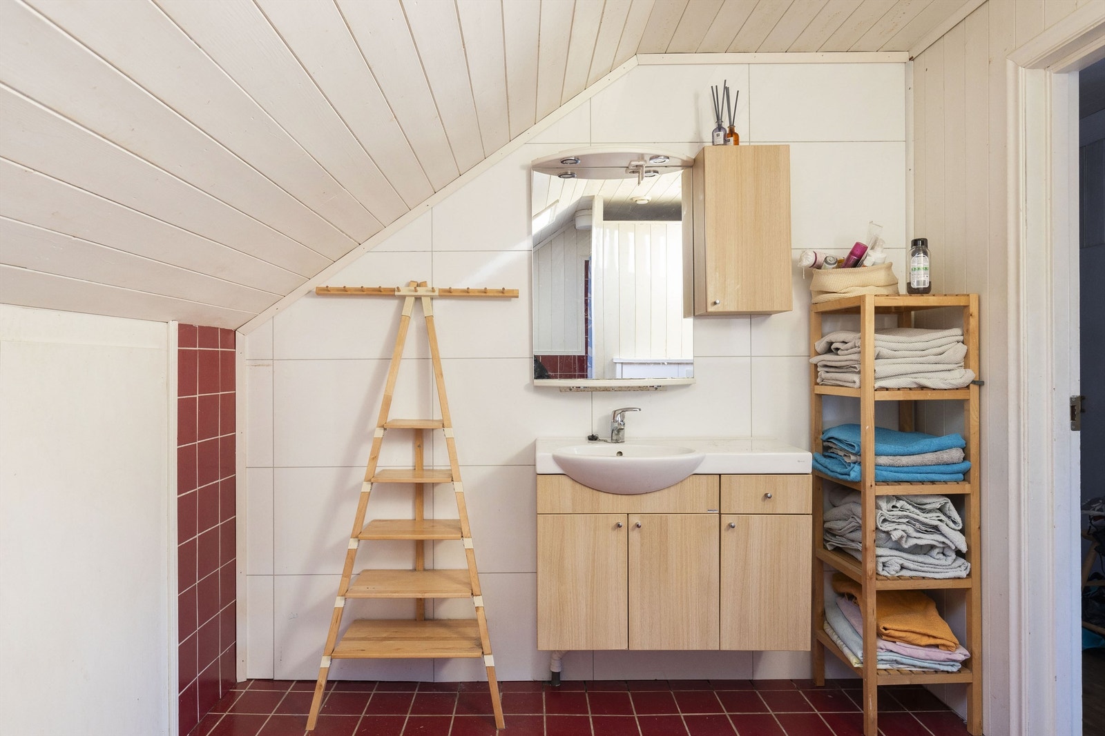 Bad med dusjnisje, badekar, toalett og servantinnredning Galleribilde