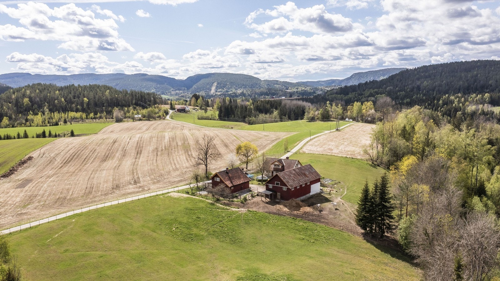 13,5 måls tomt fordelt på 3 innhegninger. 3 stallplasser i låven Galleribilde