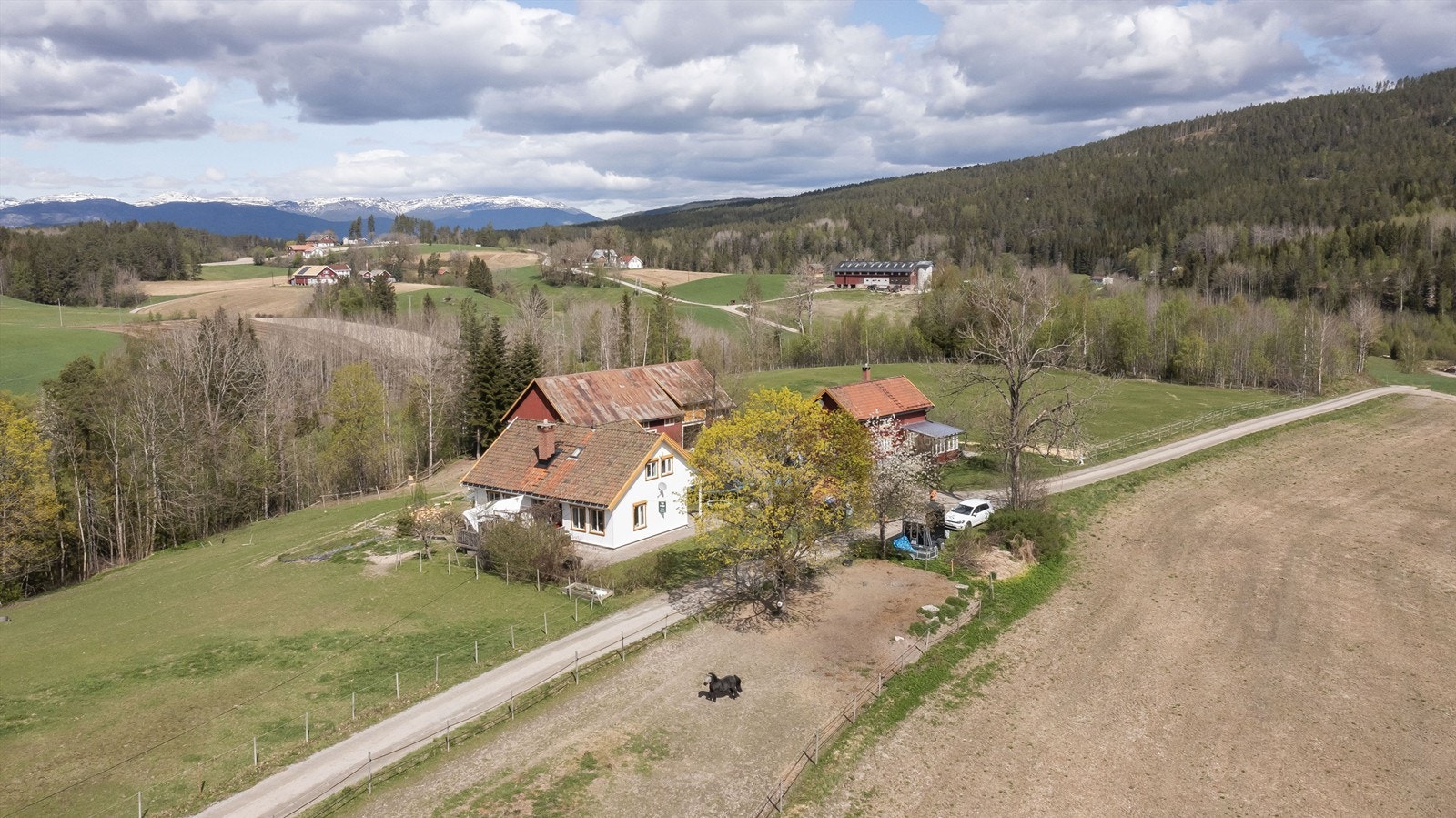 Bygningene består av våningshus, kårbolig, låve og hønsehus Galleribilde