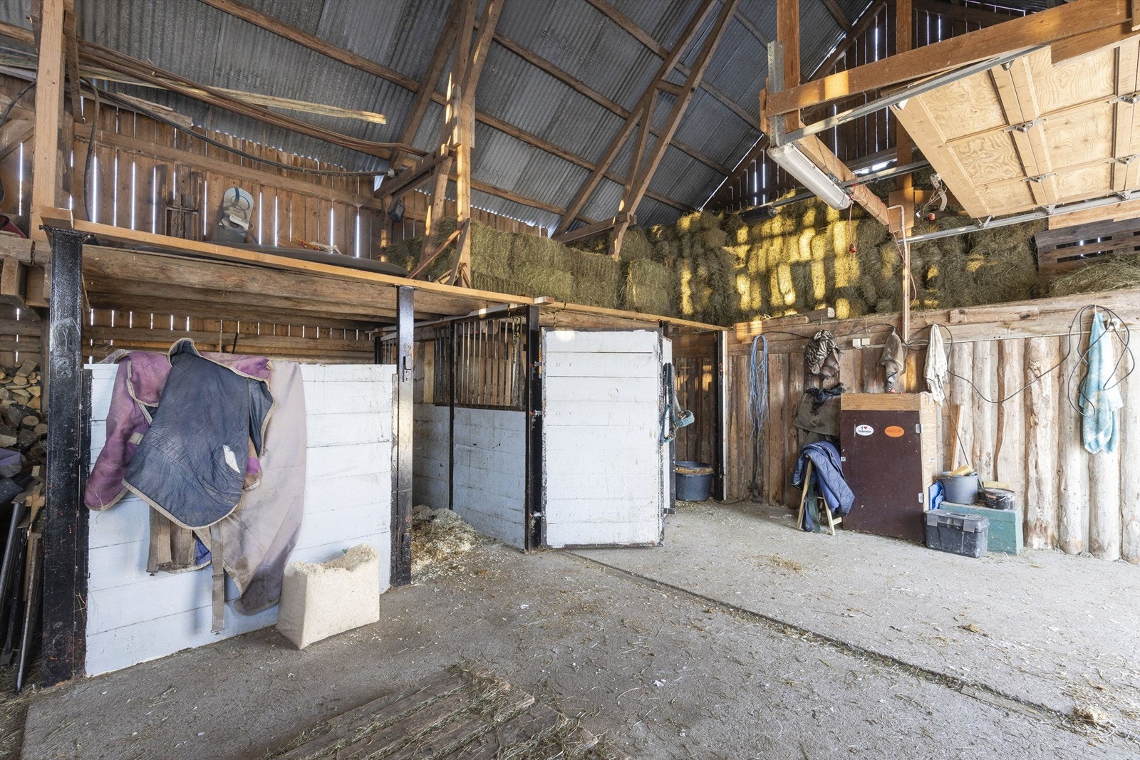 Låve. Her ser man 2 av 3 stallplasser Galleribilde