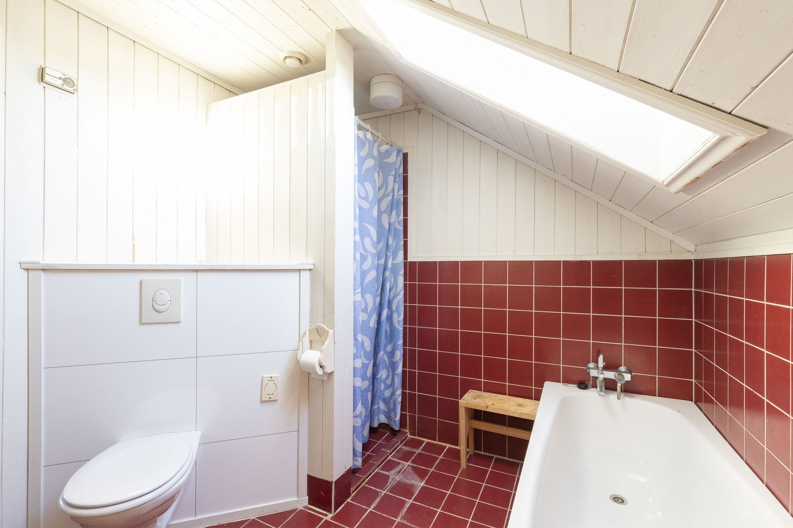 Bad med dusjnisje, badekar, toalett og servantinnredning Galleribilde