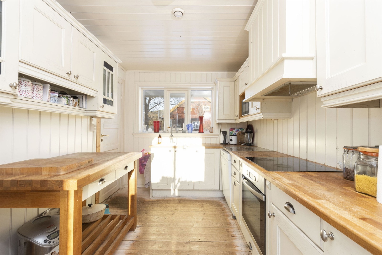 Kjøkken fra Øyfjell med profilerte fronter, heltre benkeplate og godt med skapplass. Galleribilde