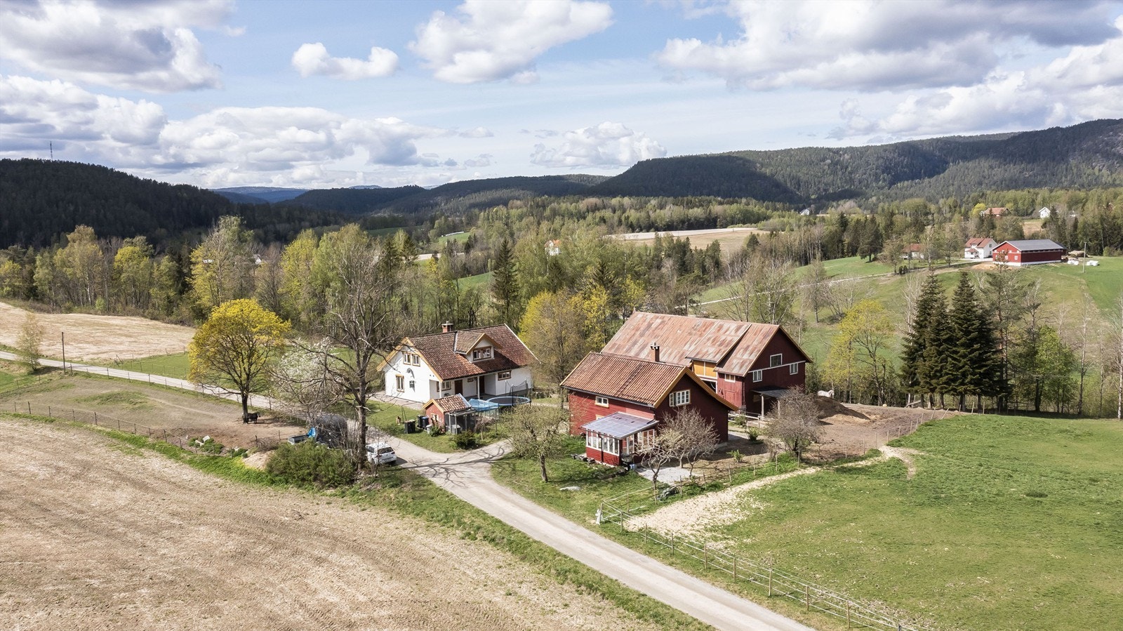Bygningene består av våningshus, kårbolig, låve og hønsehus Galleribilde