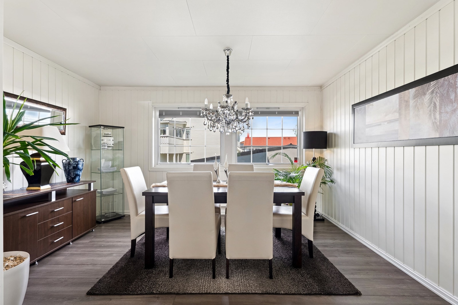 Egen spisestue som skaper en sosial sone med tilknytning til både kjøkken og stue Galleribilde