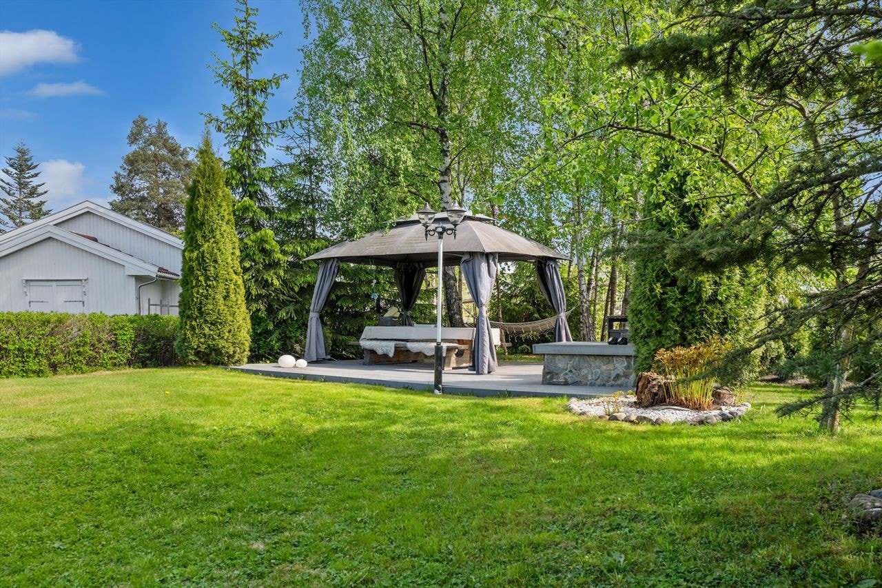 Fint opparbeidet uteplass i hagen Galleribilde