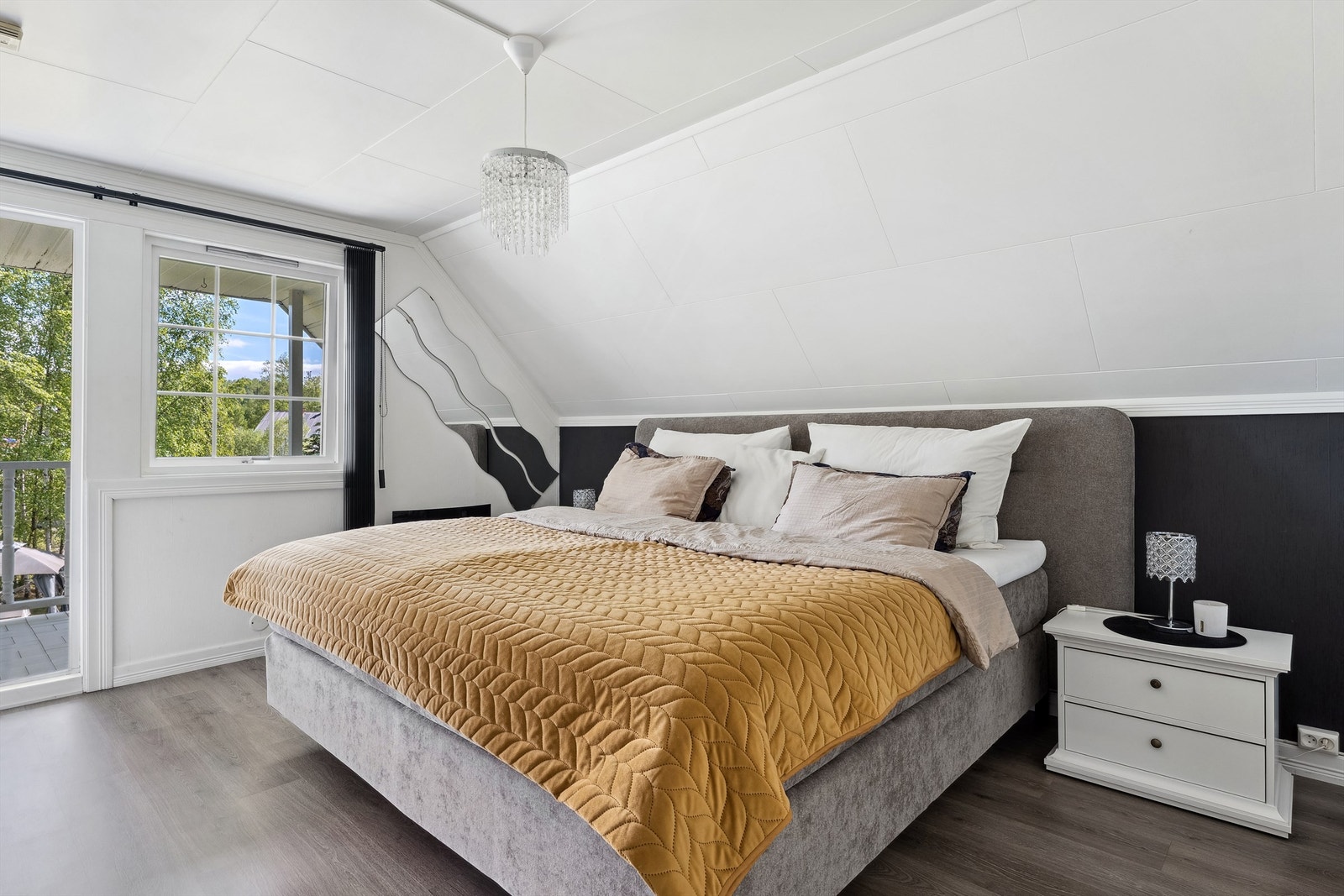 Hovedsoverom i 2. etasje med utgang til luftebalkong Galleribilde