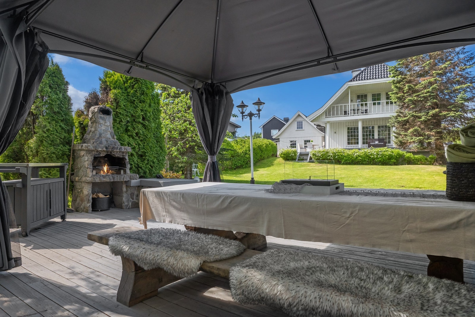 Utendørs finner du en stor hage med flere koselige uteplasser. Her er det laget i stand en koselig bålplass på en sørlige delen av tomten Galleribilde