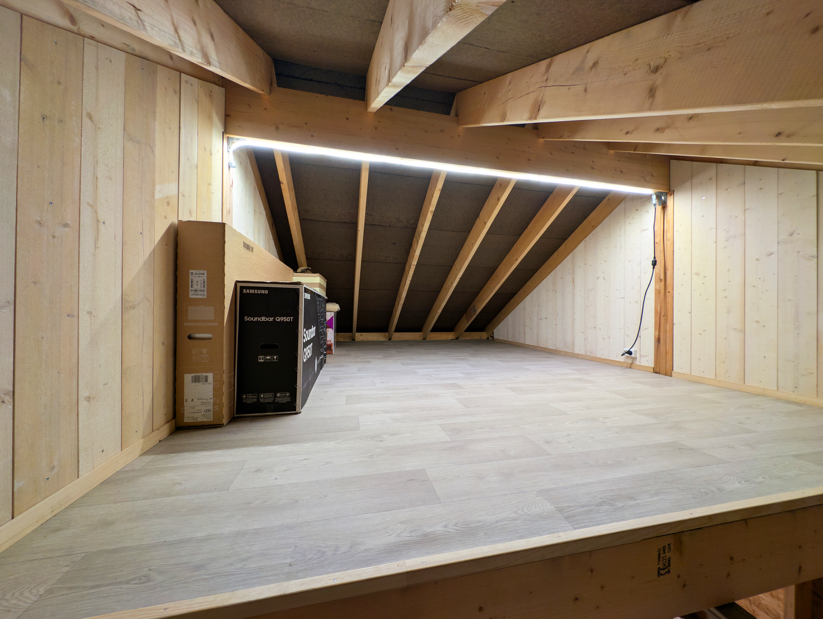 God plass til oppbevaring over garasje med ca 13 kvm gulvplass. Ikke målbart som BRA-e pga takhøyde på 1.7 meter. Galleribilde