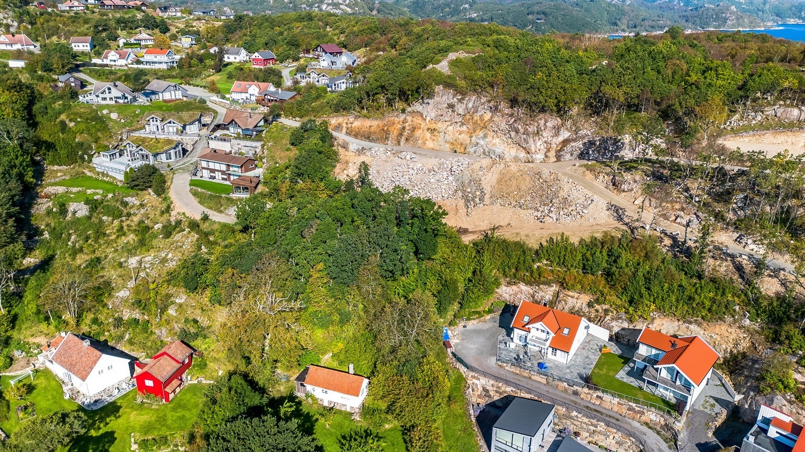 Tomtene er ikke fradelt og antatt areal er satt opp under. Det er den endelige oppmålingen som vil angi det reelle arealet. Hver tomt vil få sitt eget gårds og bruksnummer. Galleribilde