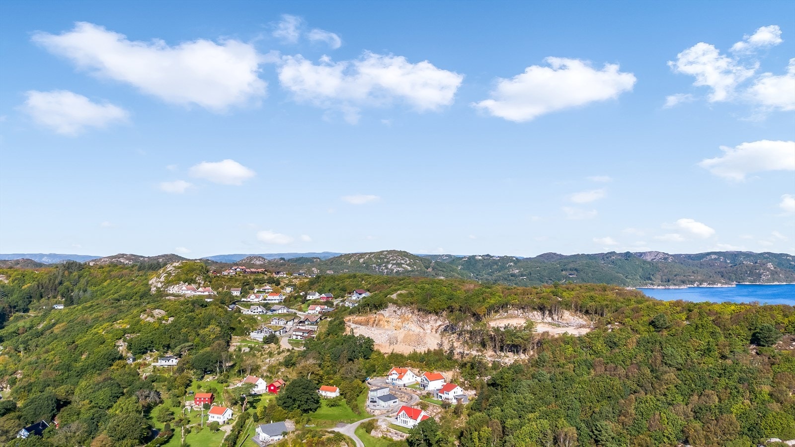 Selv om Korshamn har mellom 90 - 100 fastboende finnes det flere morsomme aktiviteter for store og små. Alt fra havgolf, fiske, kajak, SUP, snorkling, vannskuter, dykking m.m. Galleribilde