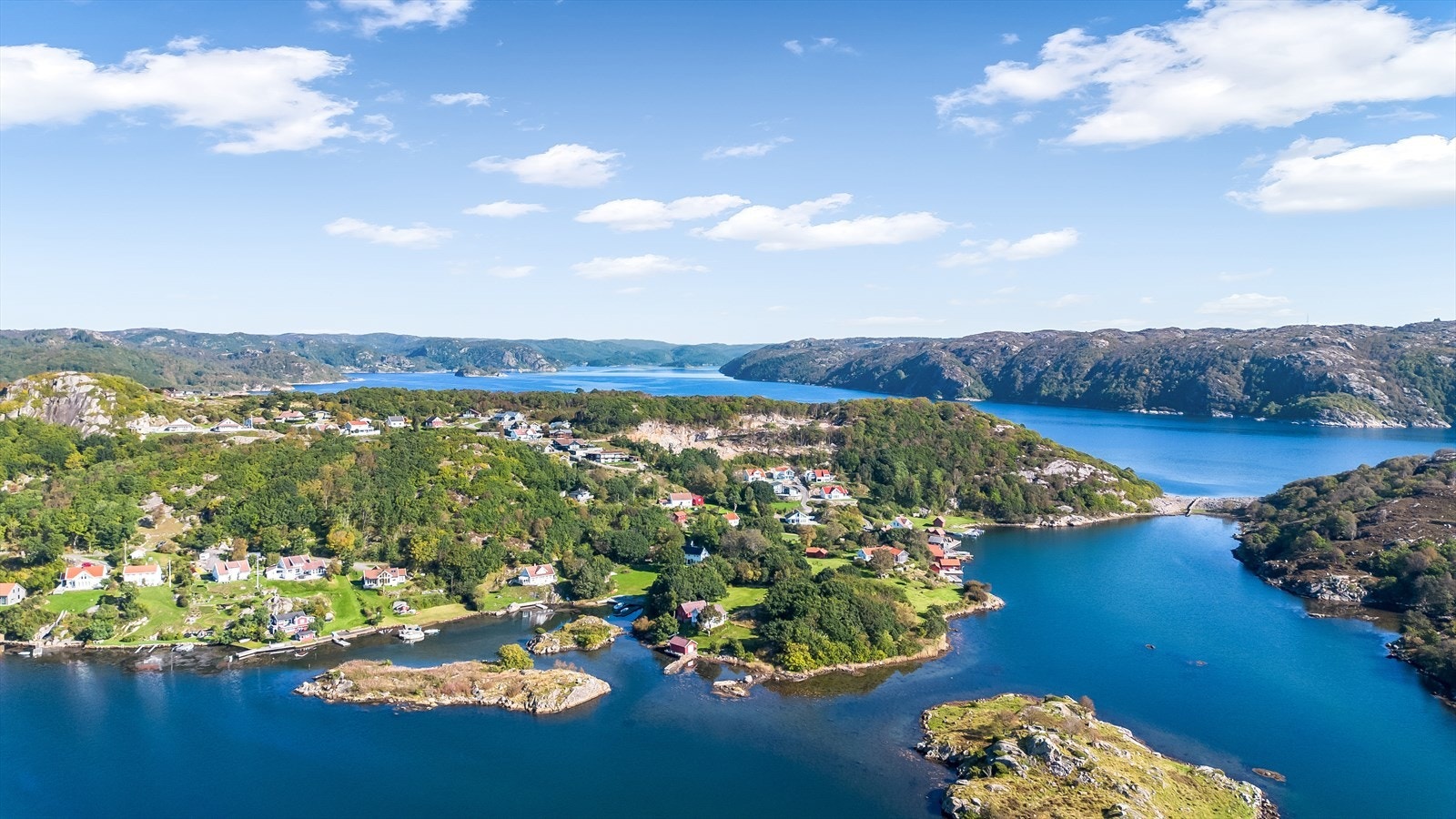 Tomtene er beliggende i Korshamn som er et idyllisk sted med nydelig utsikt til skjærgården og havet. Galleribilde