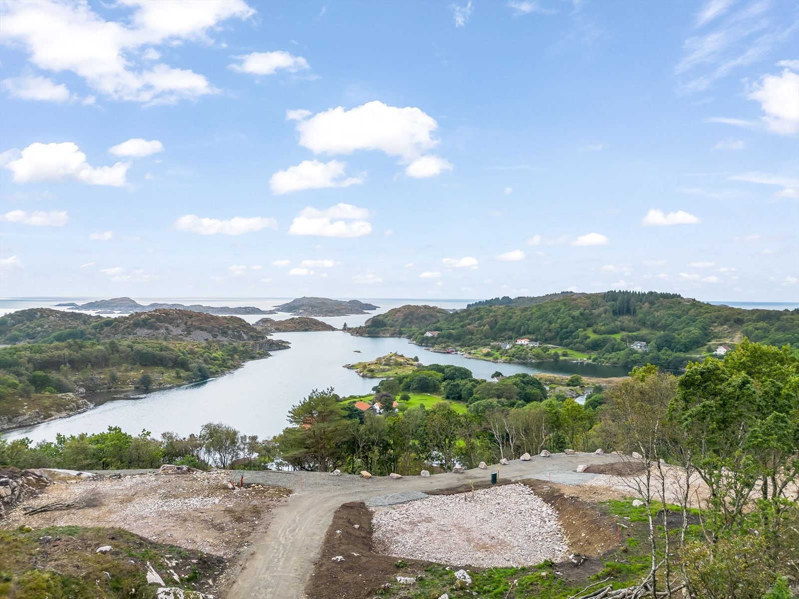 Hyttetomtene har en idyllisk plassering høyt i terrenget med utsikt over sjø og skjærgårds. Galleribilde