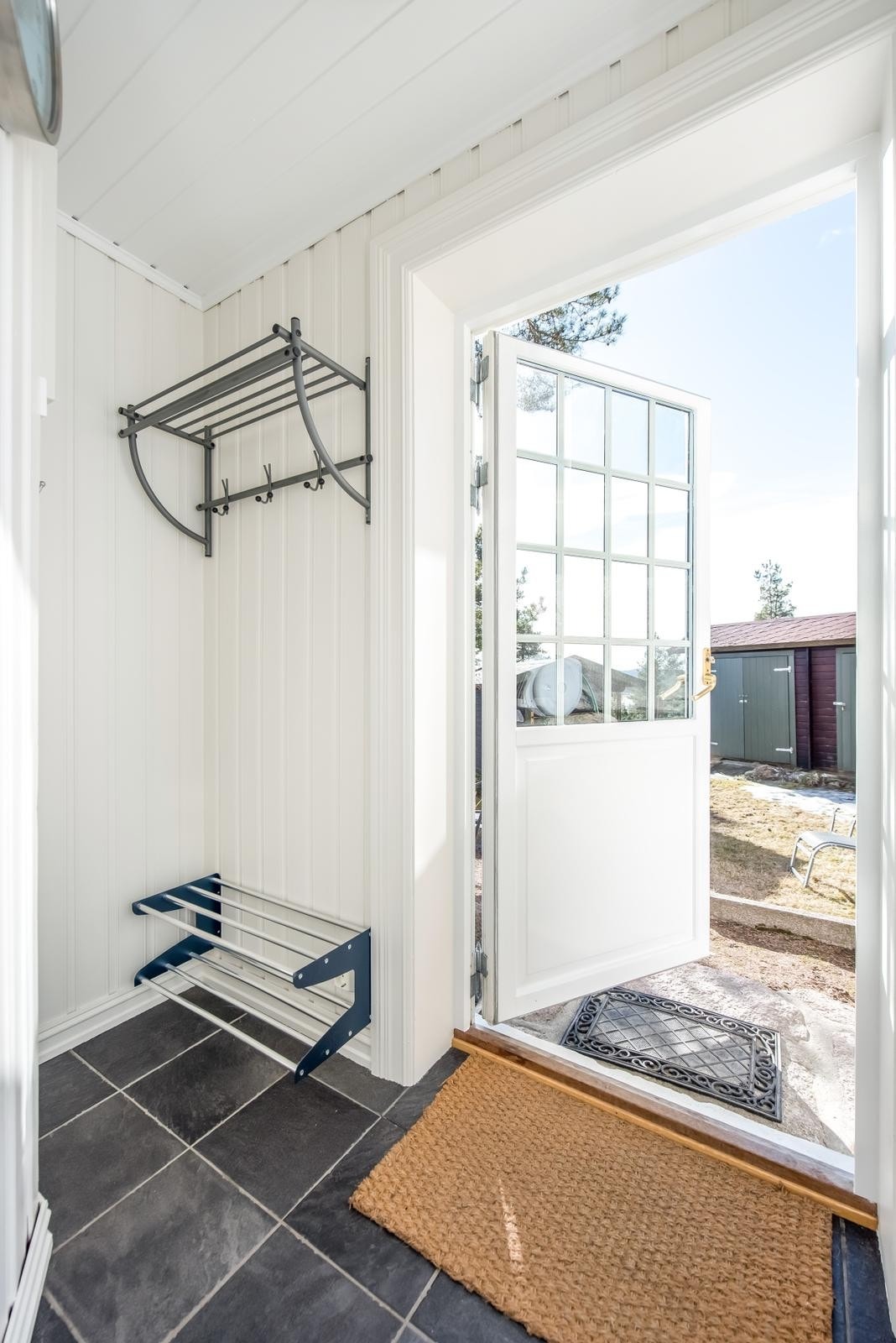 Entre - leiligheten disponerer koselig solfyllt uteplass Galleribilde