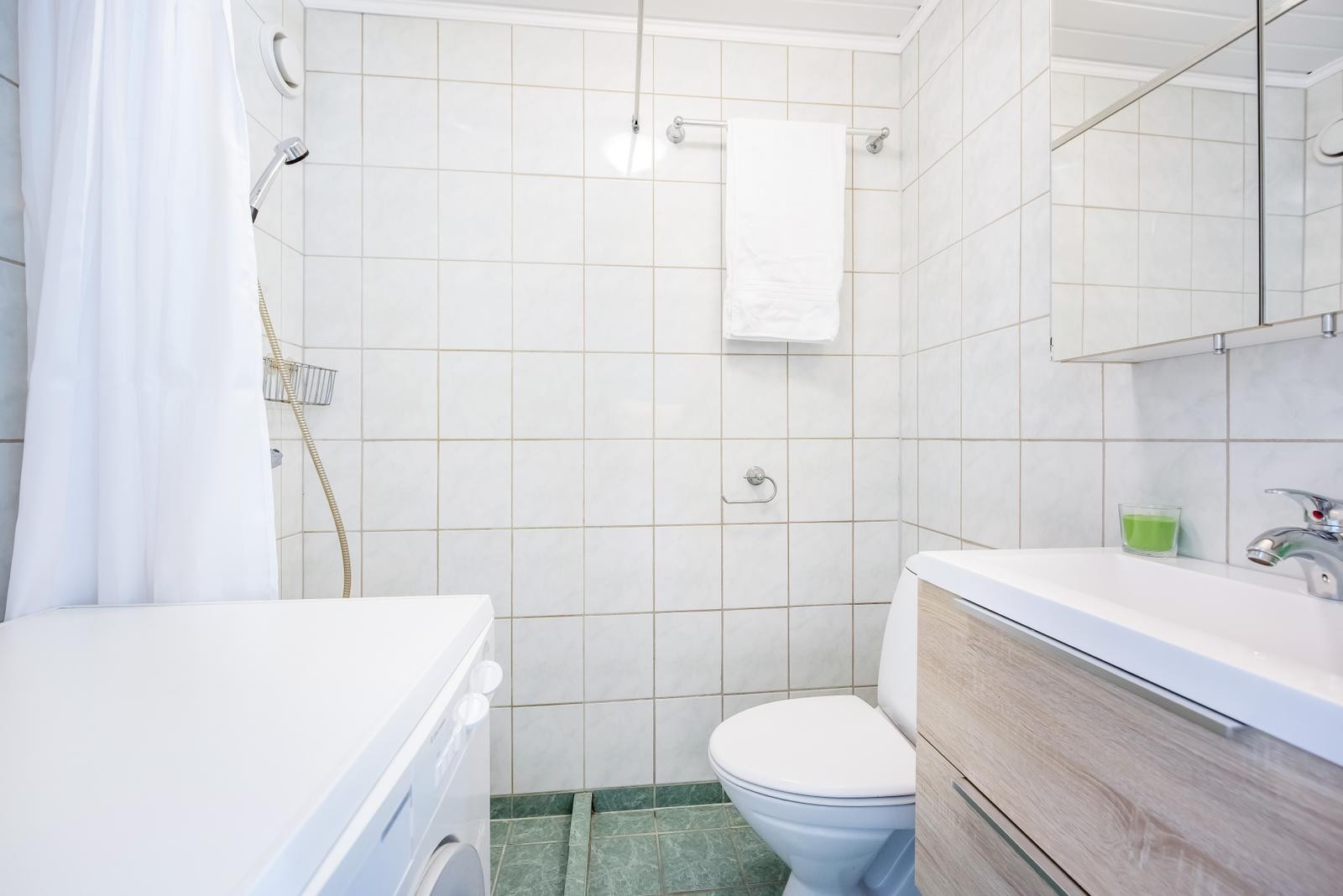 Flislagt bad med varmekabler og plass til vaskemaskin Galleribilde