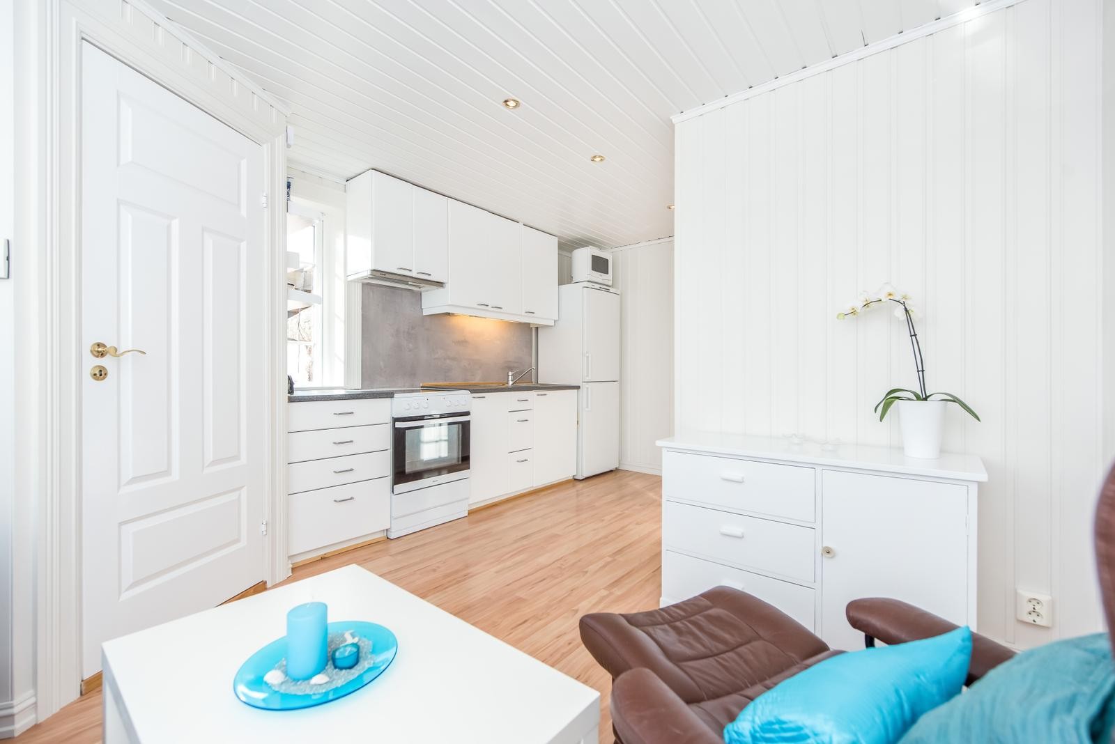 Lyst oppholdsrom med downlights og lysinnslipp fra to sider Galleribilde