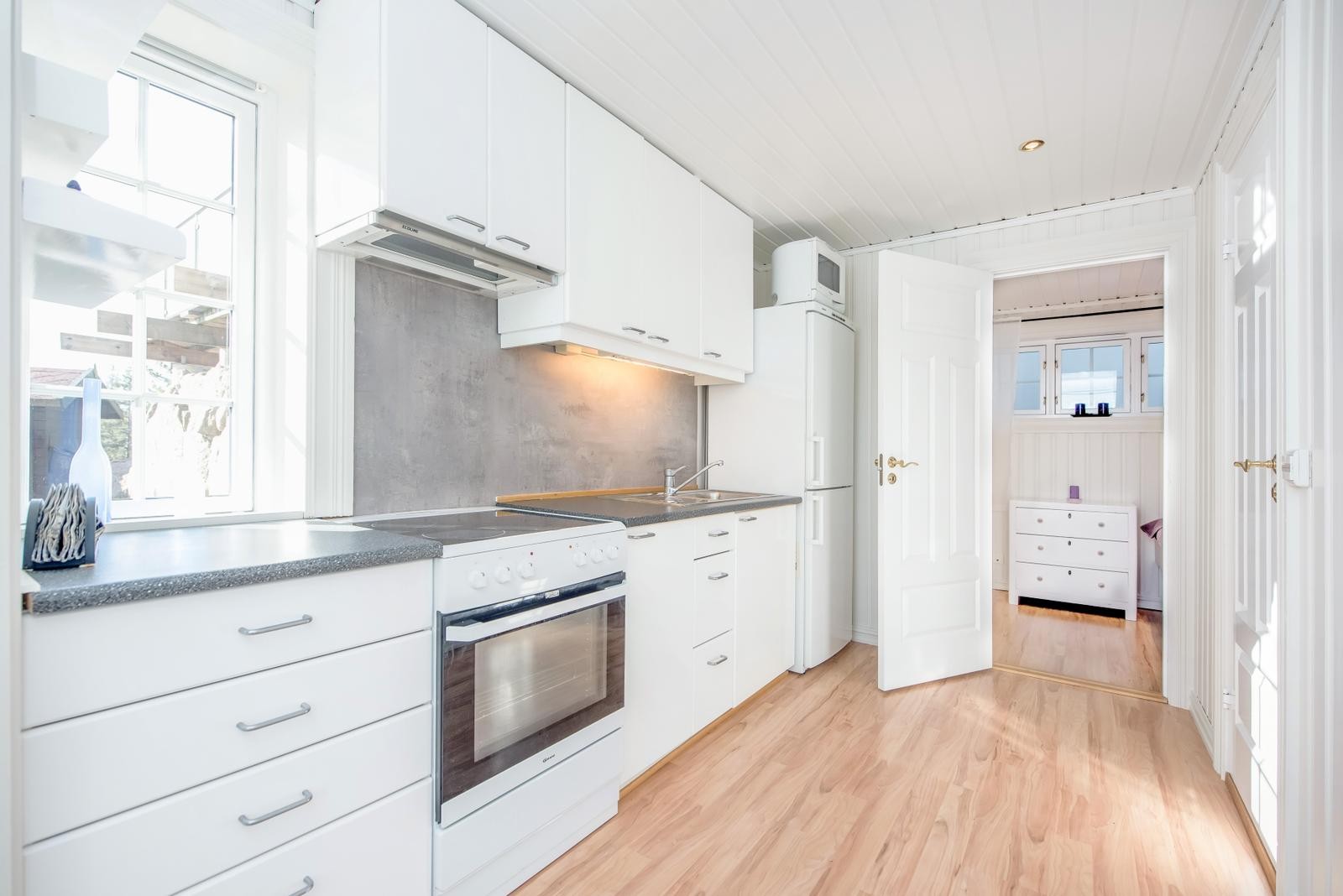 Kjøkken med god skapplass og benkeflate. Galleribilde