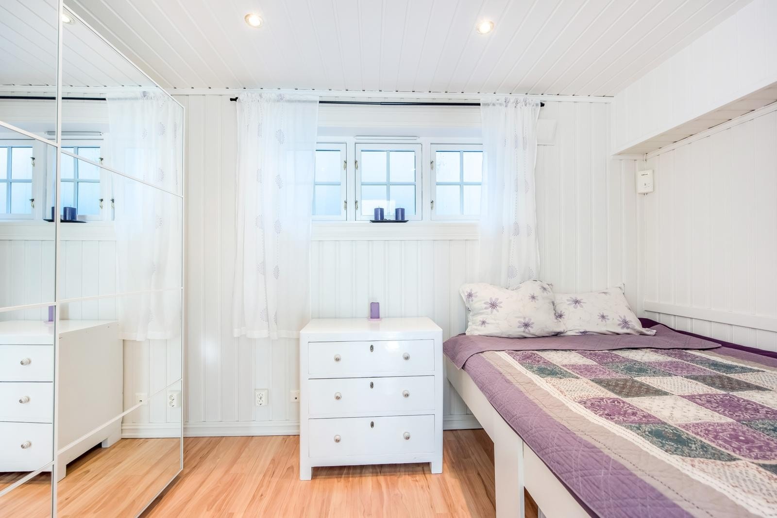 Soverom med plassbygd seng, stort garderobeskap og lagringsmulighet under sengen Galleribilde