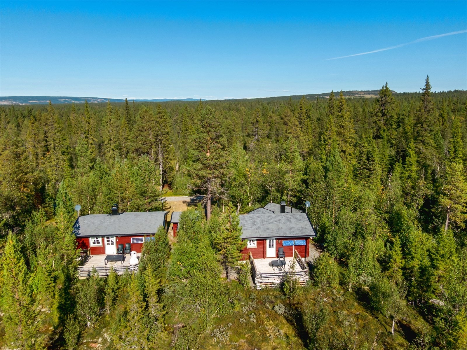 Velkommen til dette sjarmerende og innholdsrike hyttetunet bestående av hytte, anneks, uthus og vedskjul! Galleribilde