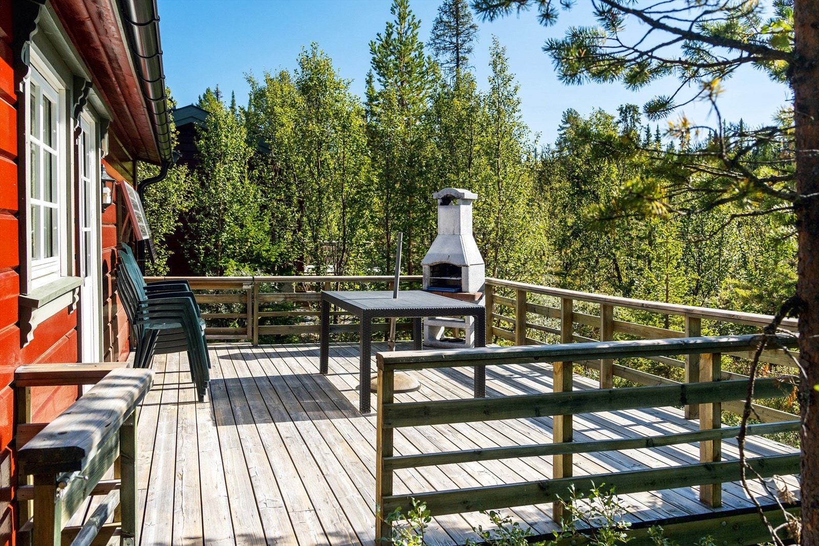Terrasse på 21 kvm med god plass til utemøbler. Her har du gode solforhold og utsikt utover myra. Galleribilde