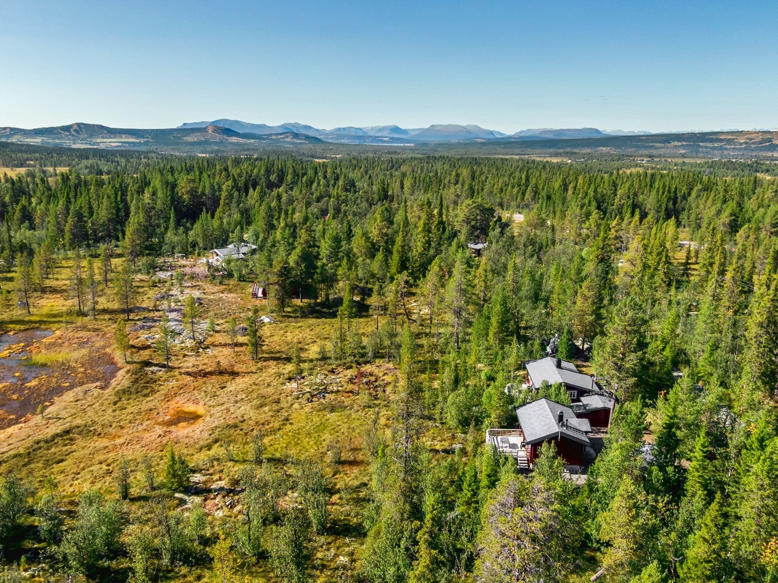 Fra hytteveggen kan du legge ut på gåtur eller sykkeltur i et flott og uberørt turterreng! Vinterstid passerer langrennsløypene like ved hytta. Galleribilde