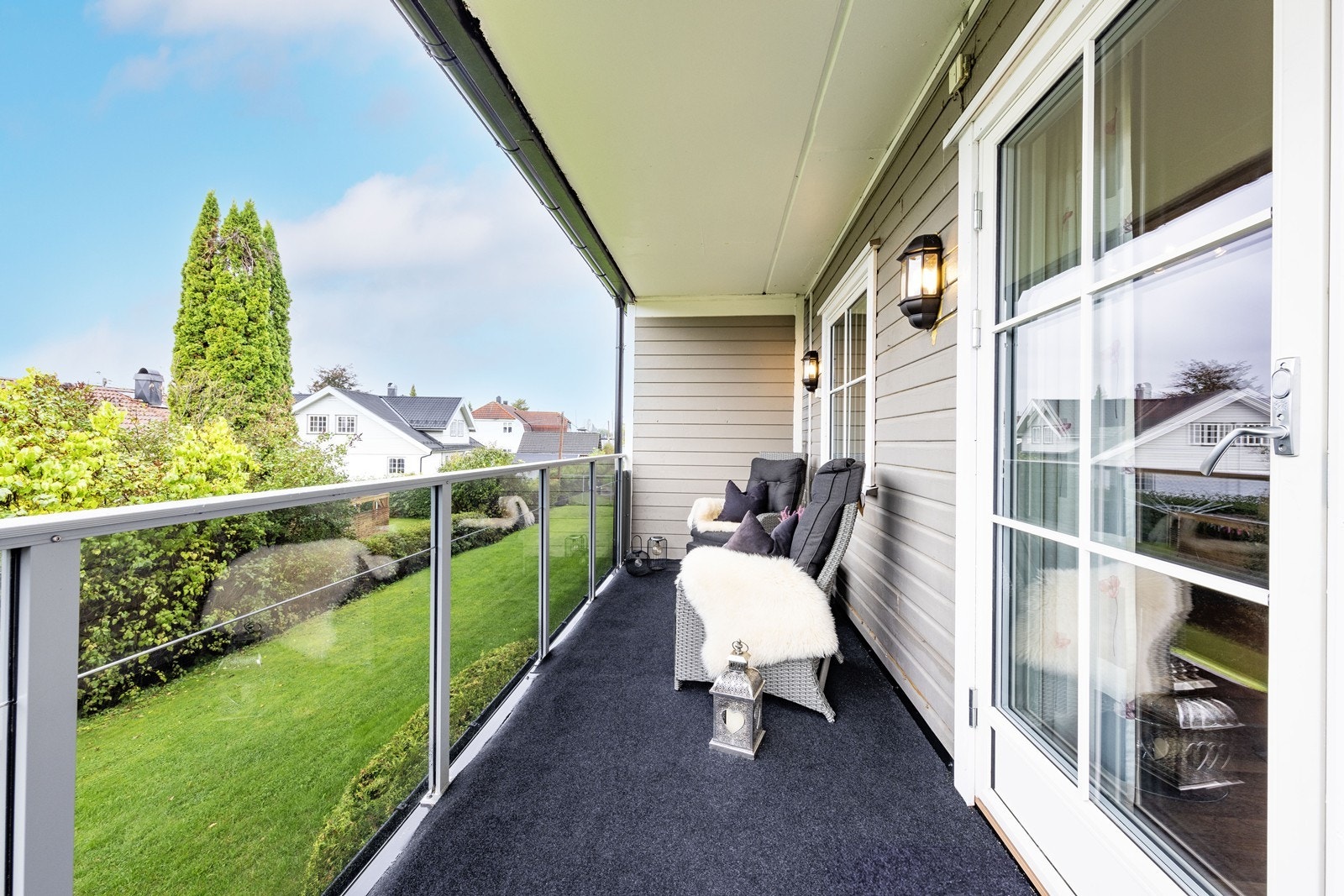 Skjermet og fin balkong med plass til en hyggelig sittegruppe. Galleribilde