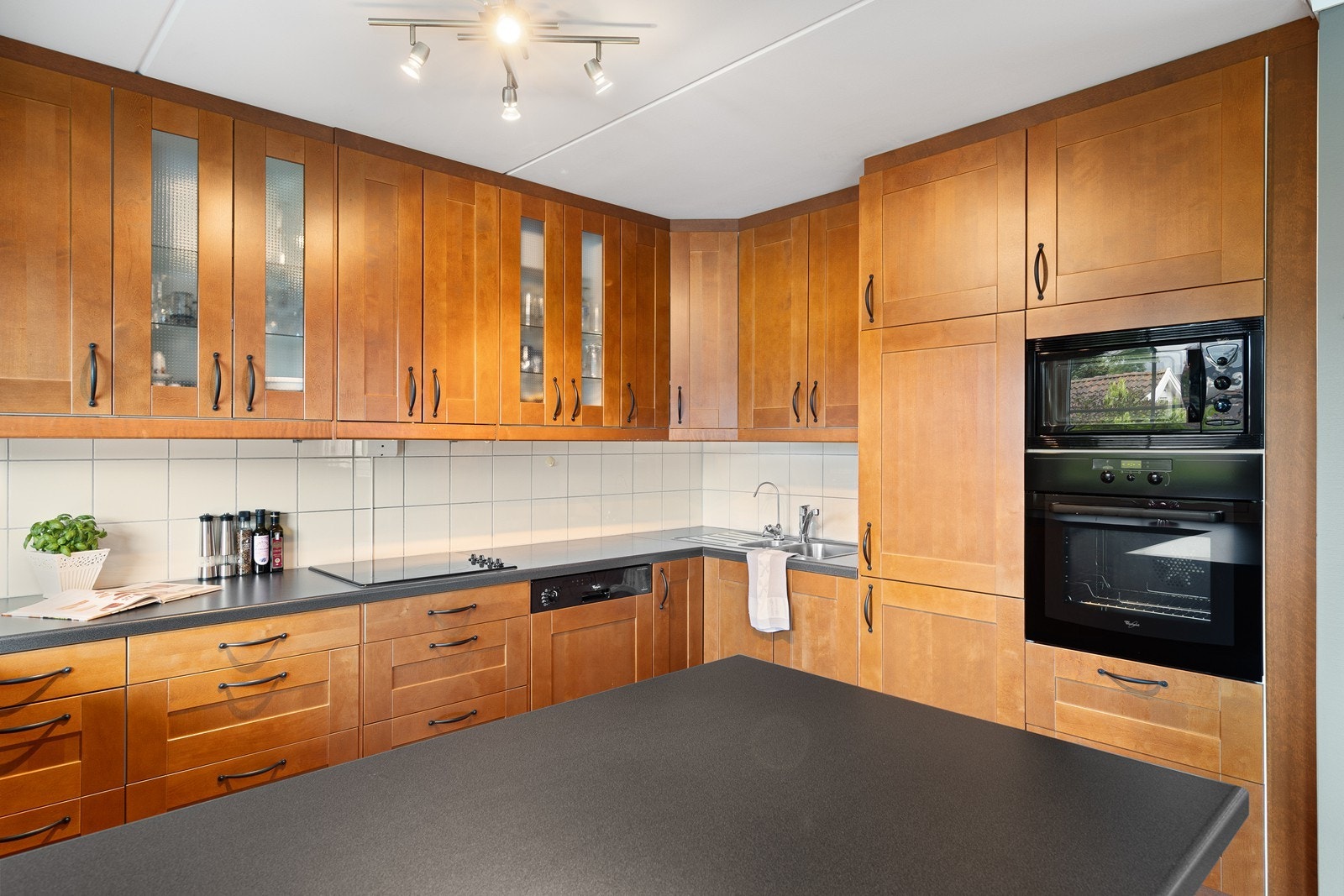 Det er godt med både arbeidsflate og oppbevaringsplass, og fliser over benken gjør rengjøringen enkel. Galleribilde