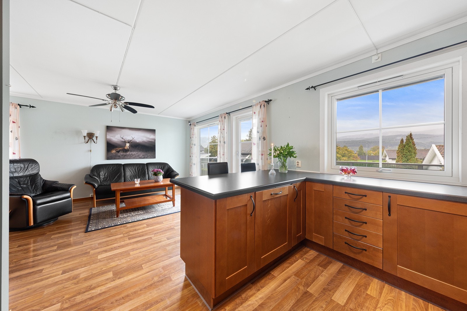 Den åpne løsningen mellom stue og kjøkken, skaper et sosialt allrom. Galleribilde