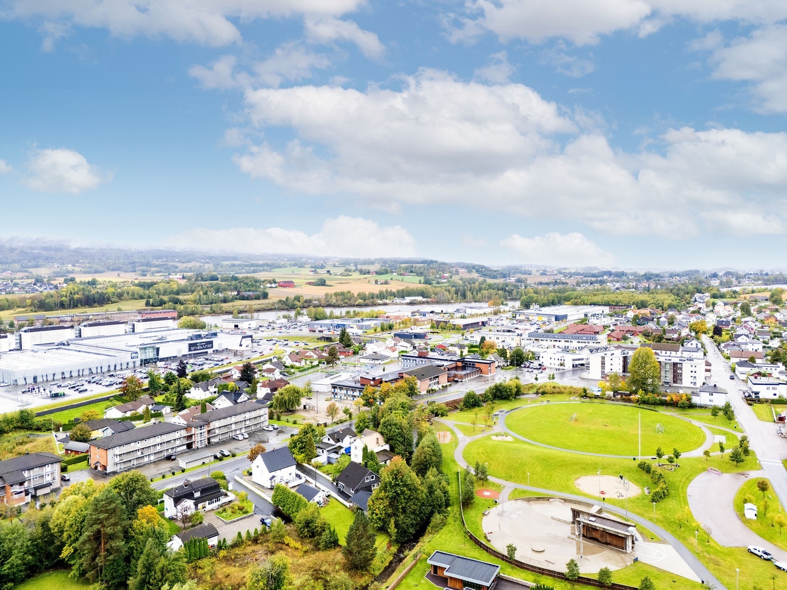 Området har flotte gang- og sykkelstier langs elva, og byr på gode turmuligheter året rundt. Galleribilde